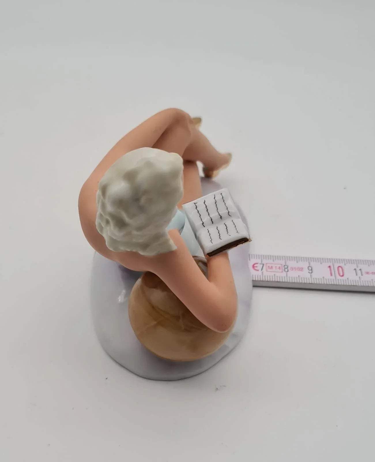 Porzellanfigur Frau im Badeanzug mit Buch Wagner & Apel