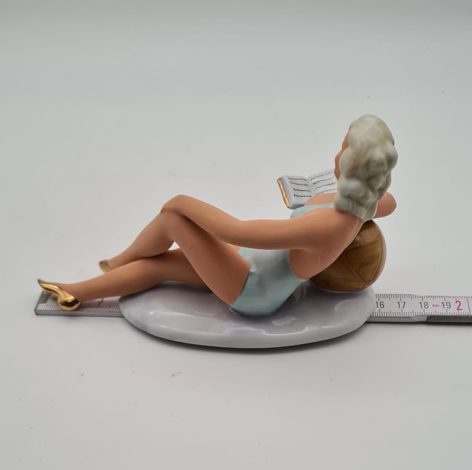 Porzellanfigur Frau im Badeanzug mit Buch Wagner & Apel