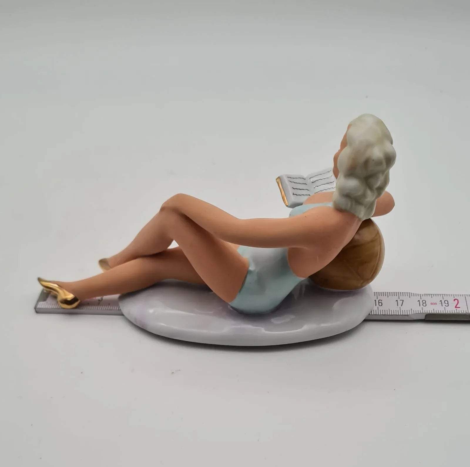 Porzellanfigur Frau im Badeanzug mit Buch Wagner & Apel