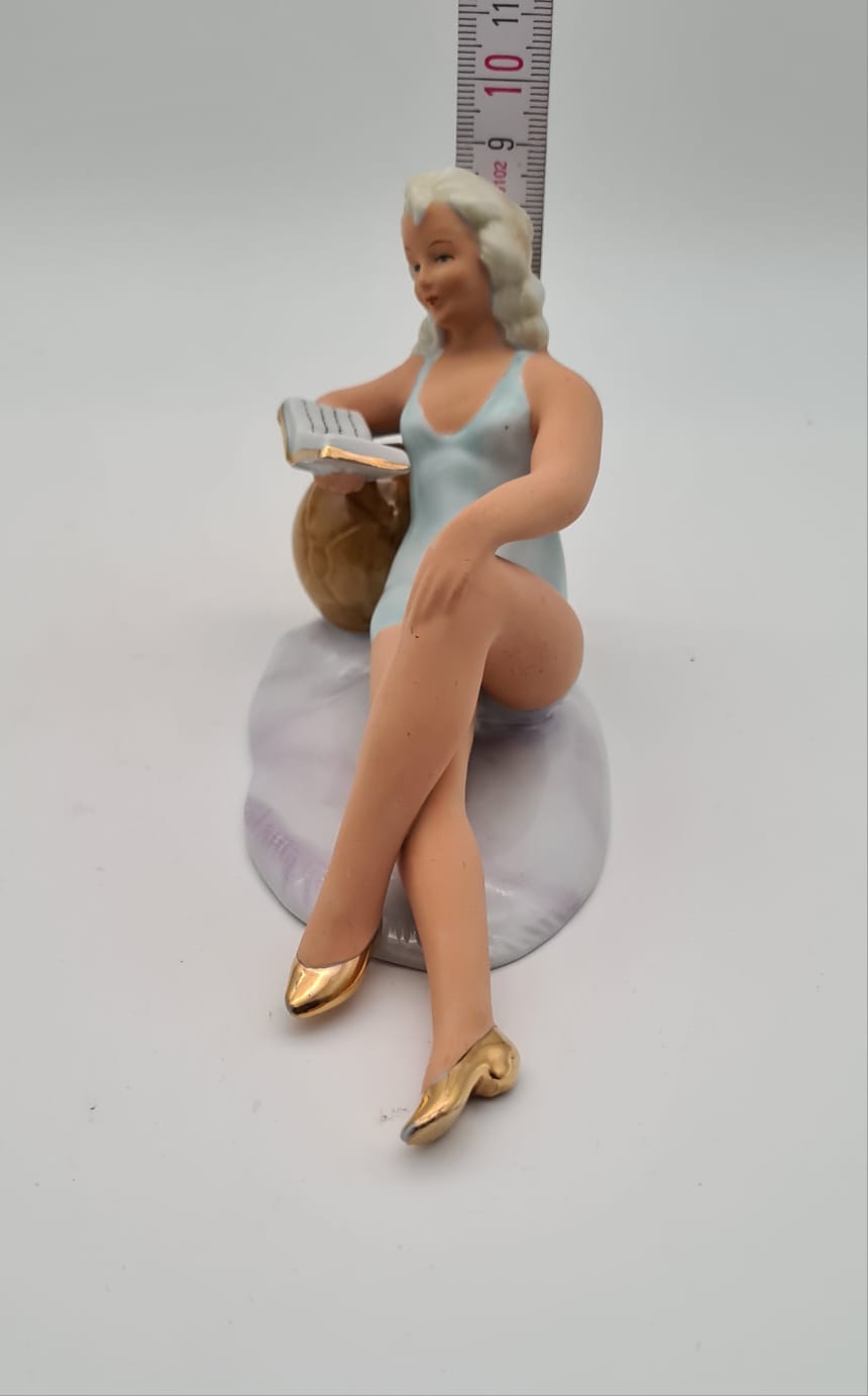 Porzellanfigur Frau im Badeanzug mit Buch Wagner & Apel