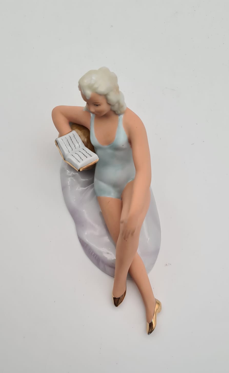 Porzellanfigur Frau im Badeanzug mit Buch Wagner & Apel