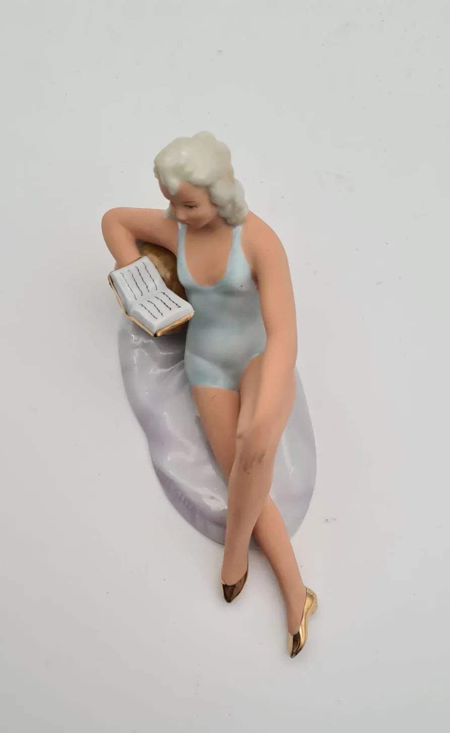 Porzellanfigur Frau im Badeanzug mit Buch Wagner & Apel