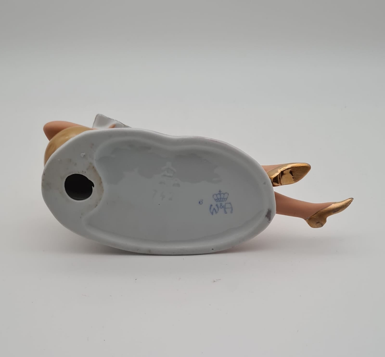 Porzellanfigur Frau im Badeanzug mit Buch Wagner & Apel