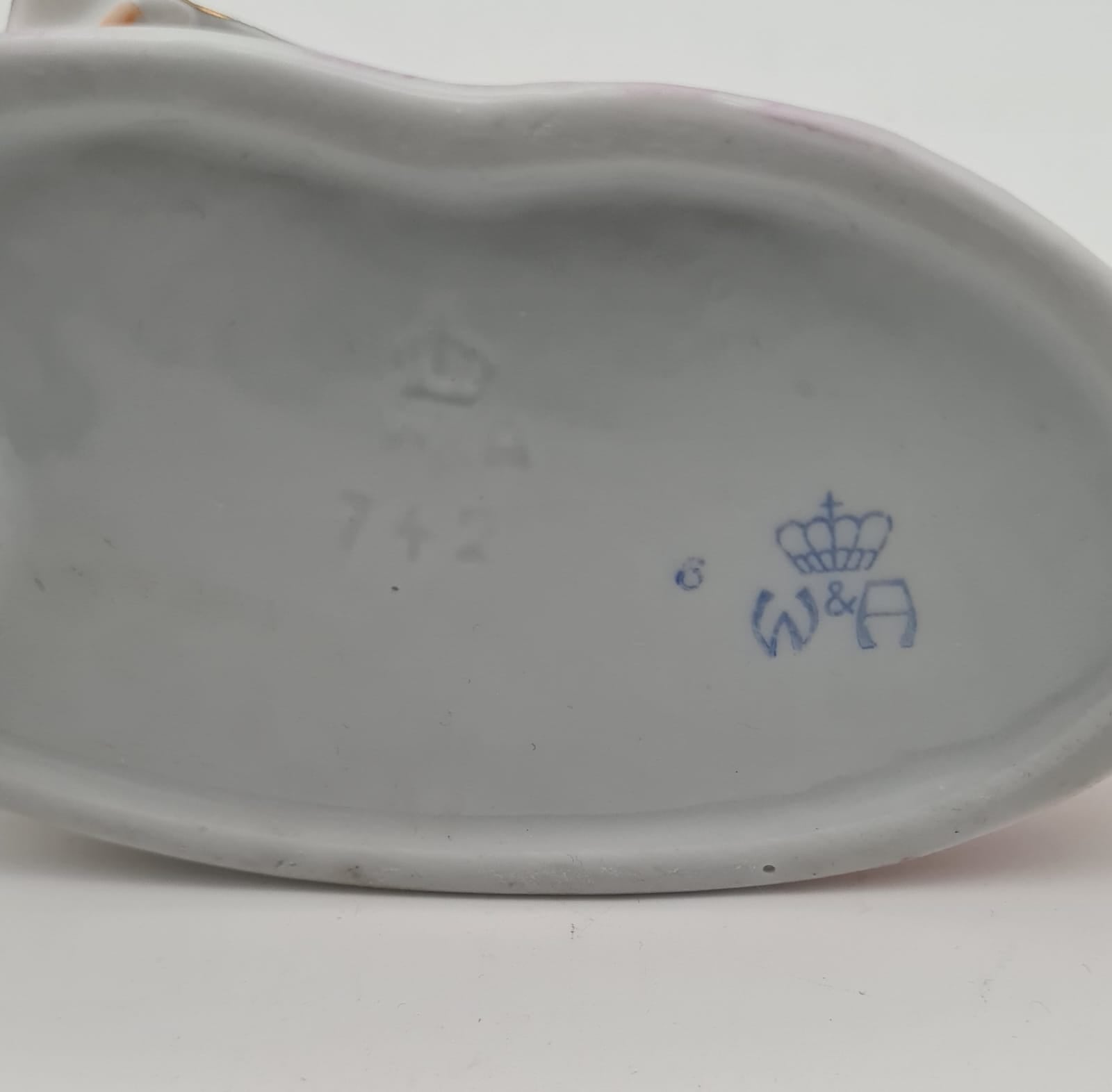 Porzellanfigur Frau im Badeanzug mit Buch Wagner & Apel