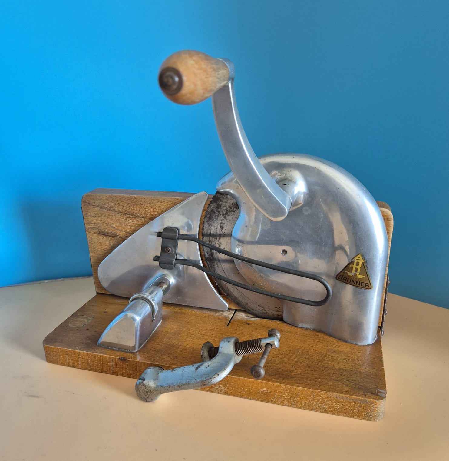 Retro Brotschneidemaschine Brunner mit Handkurbel