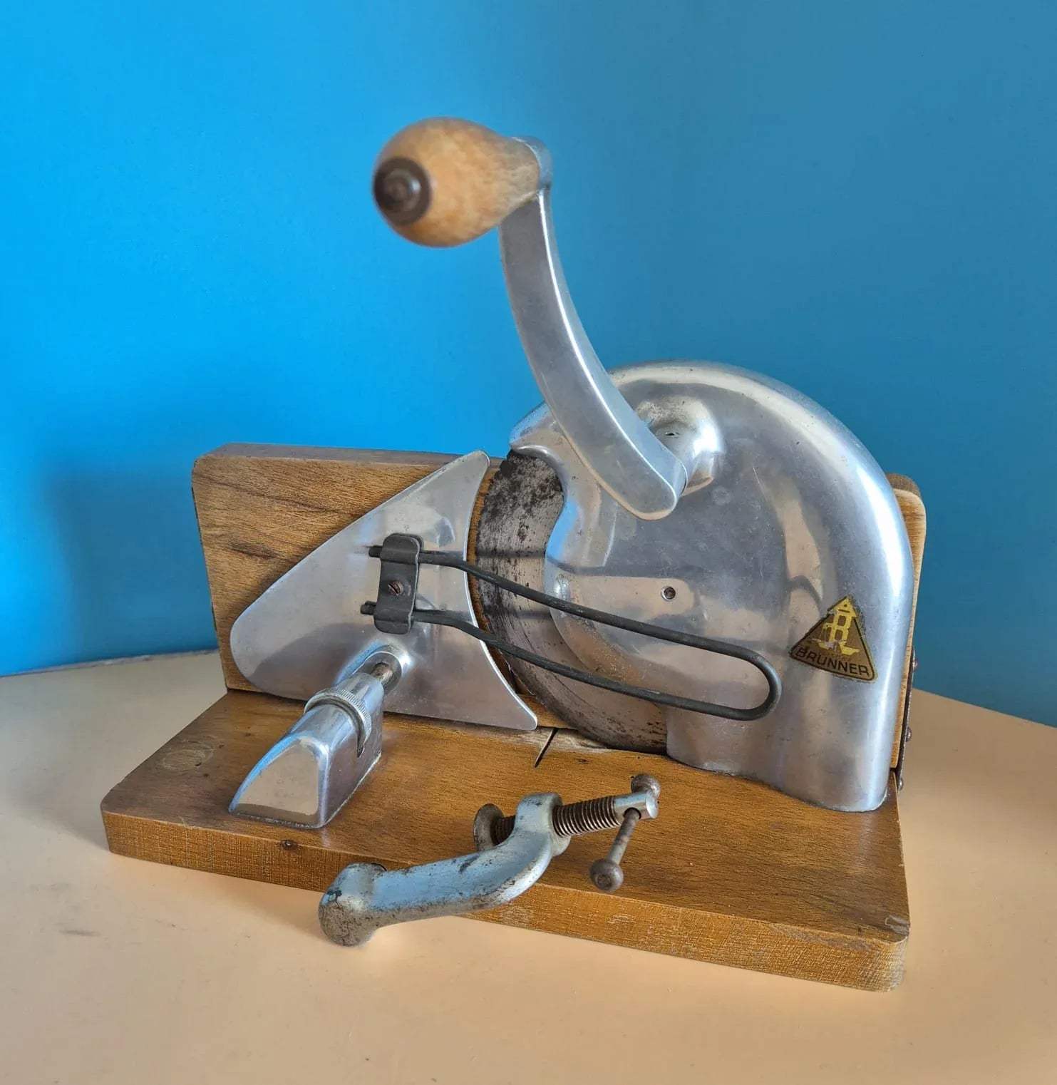 Retro Brotschneidemaschine Brunner mit Handkurbel
