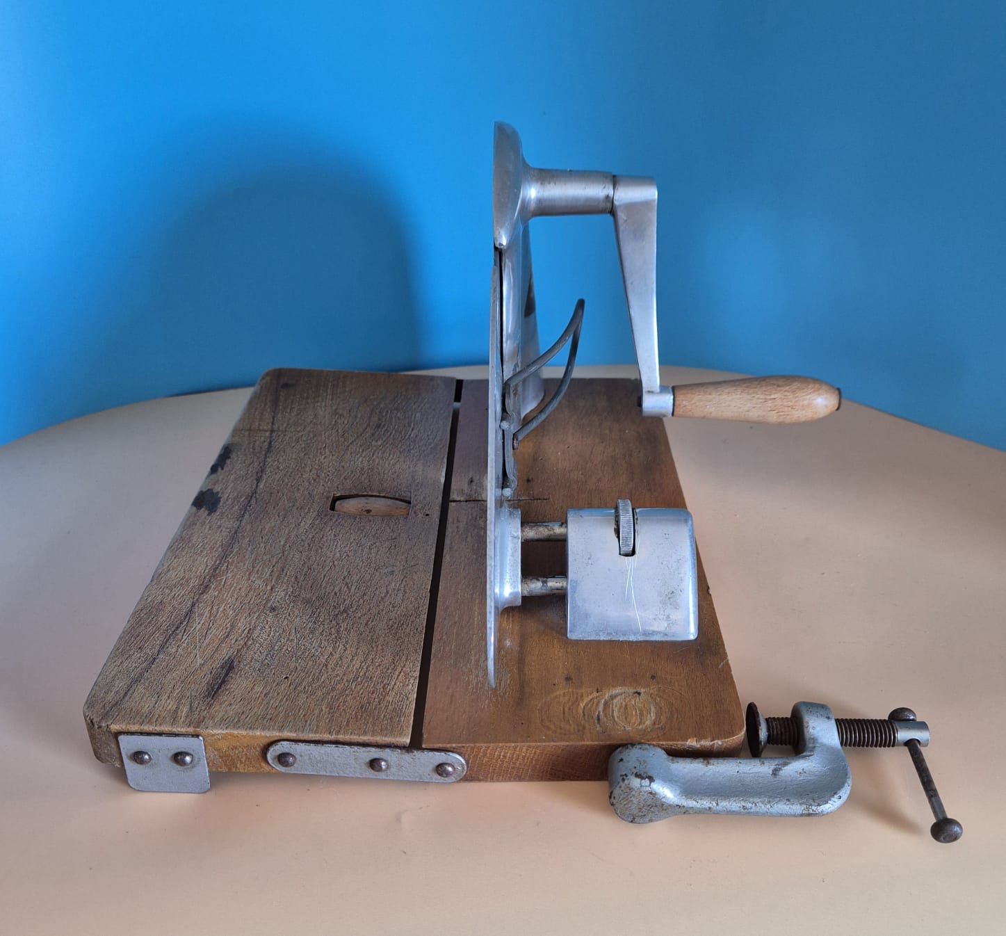 Retro Brotschneidemaschine Brunner mit Handkurbel