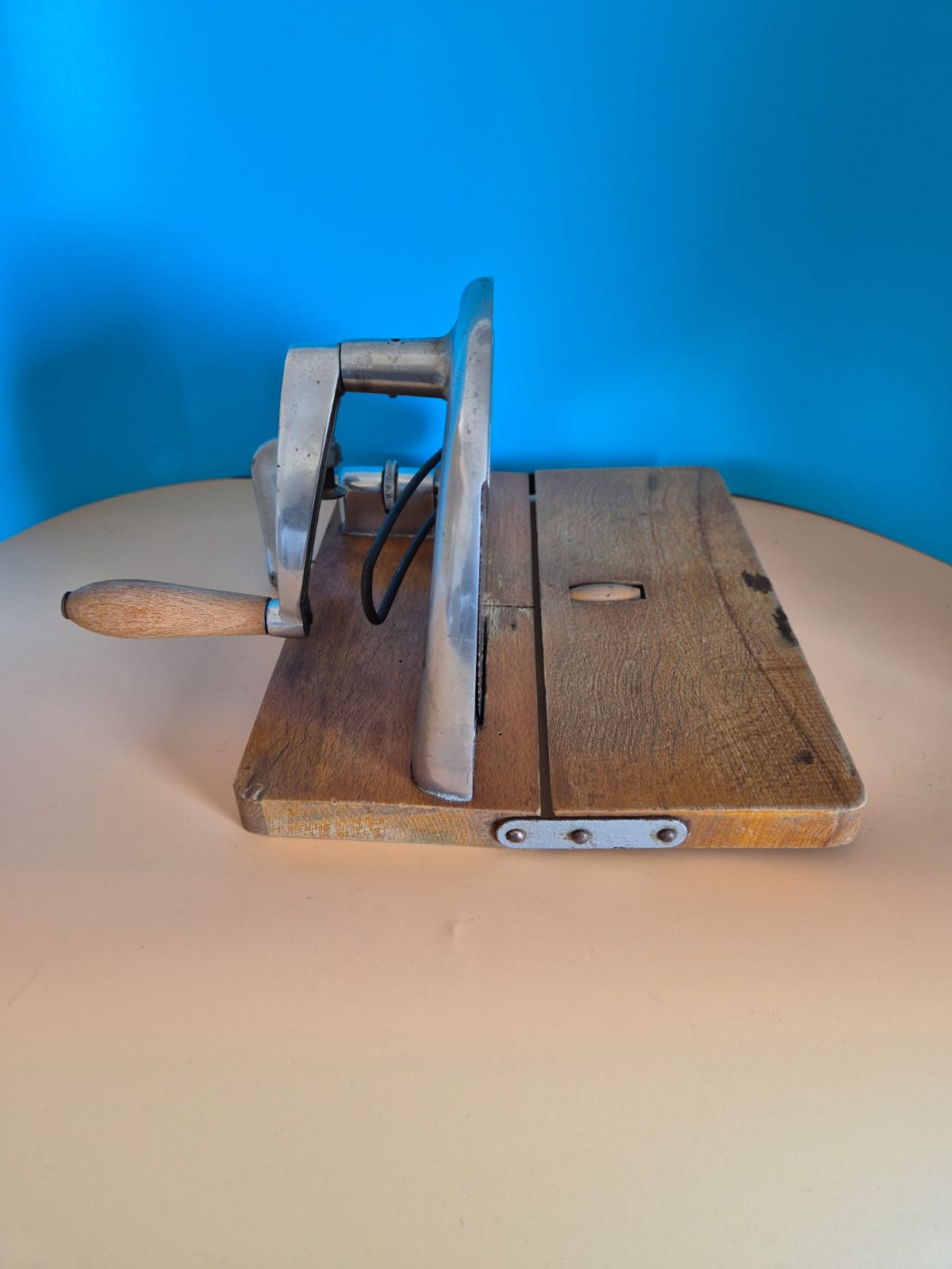 Retro Brotschneidemaschine Brunner mit Handkurbel