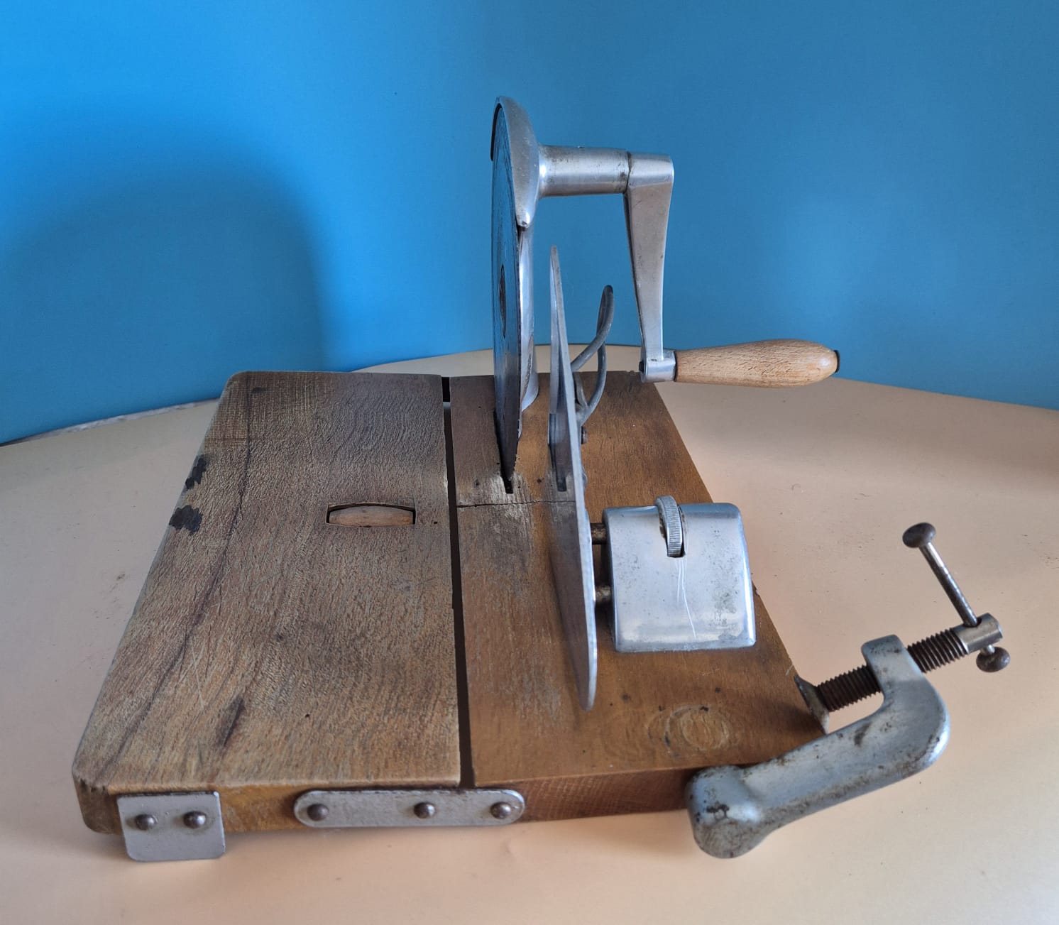 Retro Brotschneidemaschine Brunner mit Handkurbel