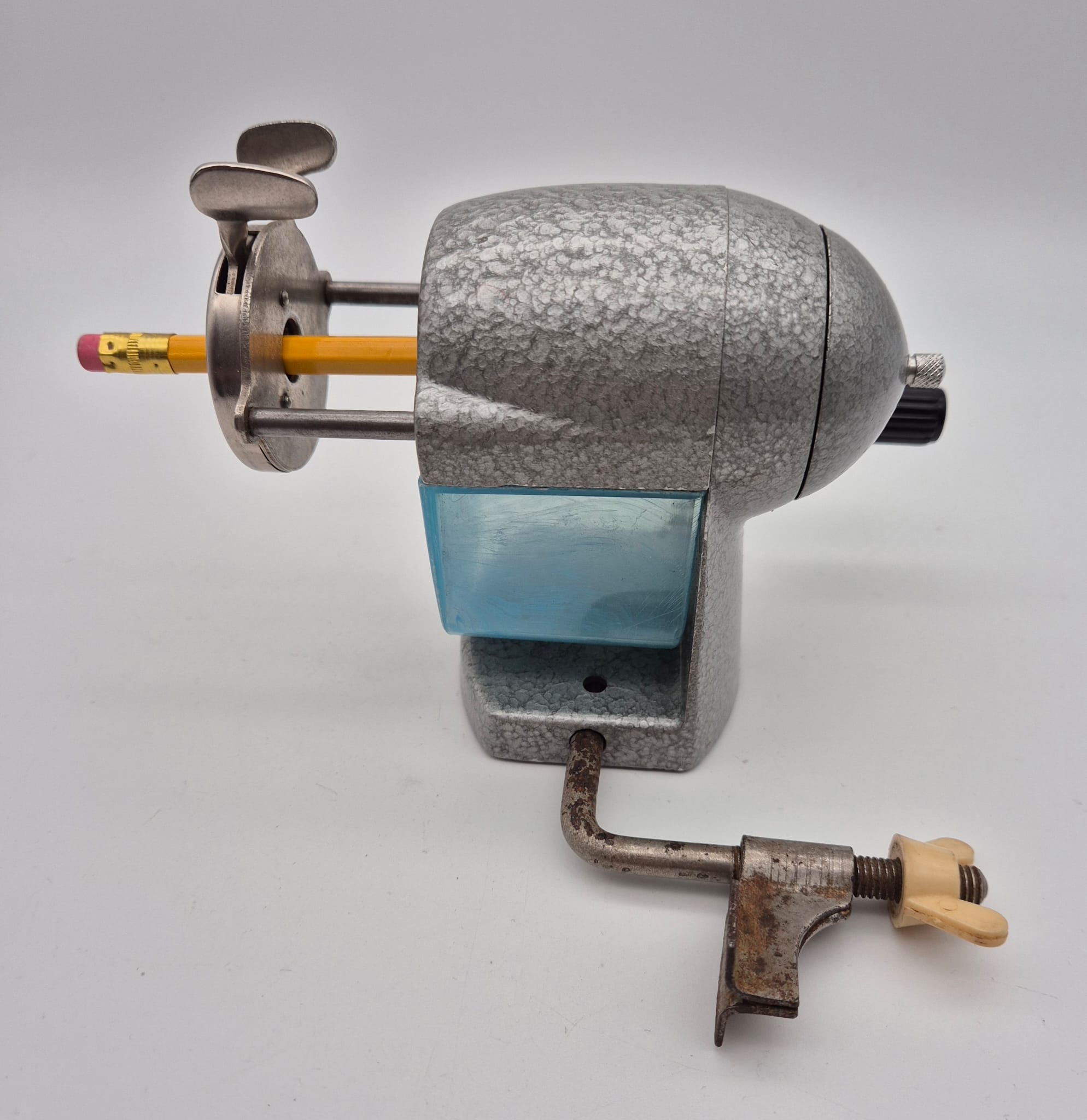 Bleistift Spitzmaschine, Spitzer, DDR BSM Asis 130 mit Tischhalterung