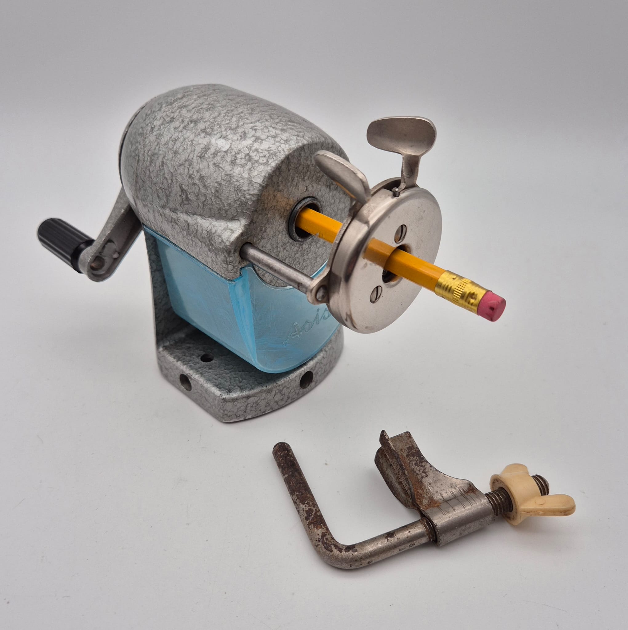 Bleistift Spitzmaschine, Spitzer, DDR BSM Asis 130 mit Tischhalterung