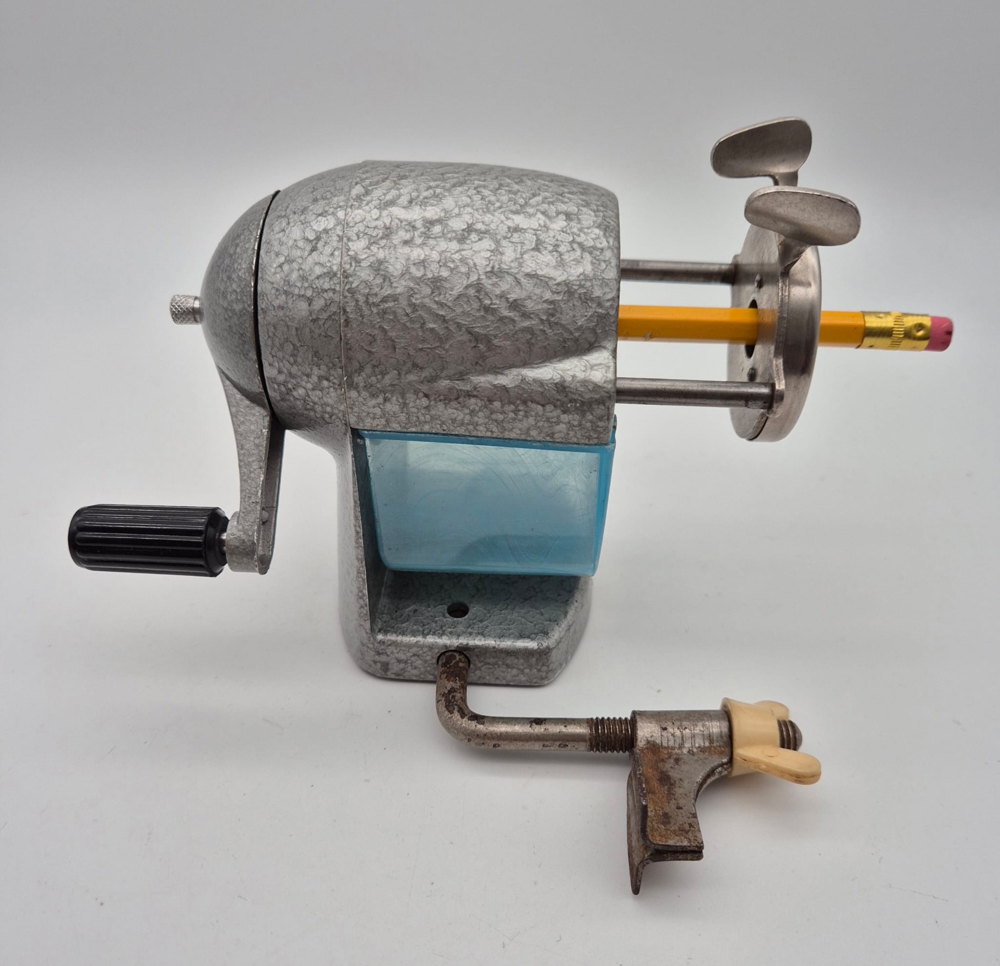 Bleistift Spitzmaschine, Spitzer, DDR BSM Asis 130 mit Tischhalterung
