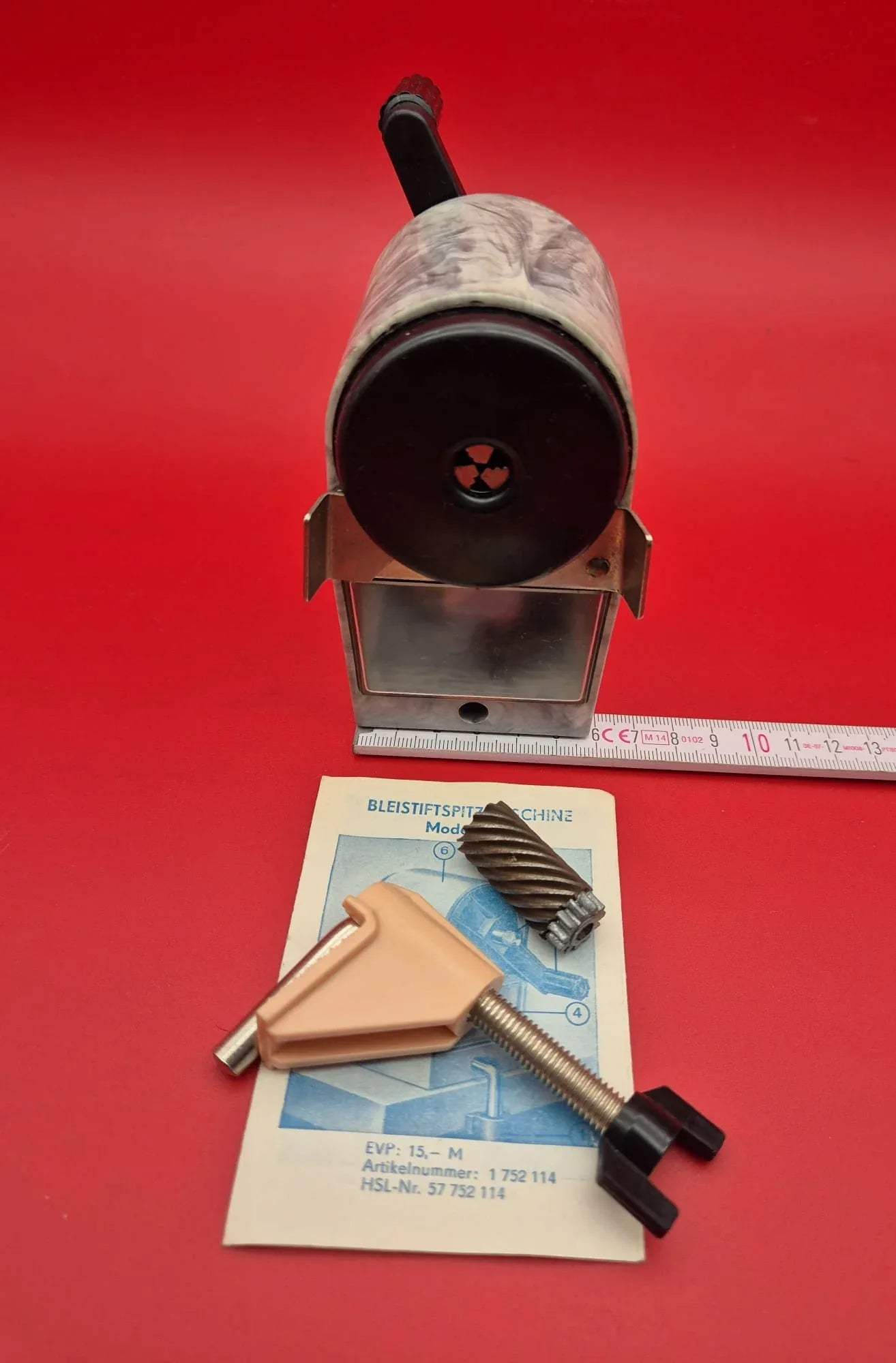 DDR Bleistiftspitzmaschine BSM Modell 140, Spitzer mit Tischhalterung und Ersatzmesser