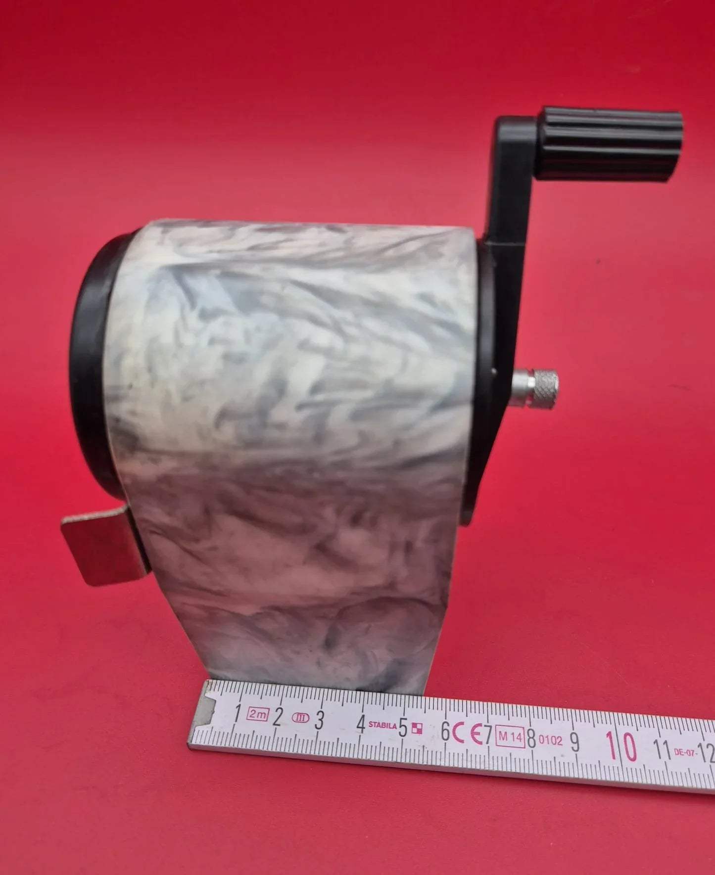 DDR Bleistiftspitzmaschine BSM Modell 140, Spitzer mit Tischhalterung und Ersatzmesser