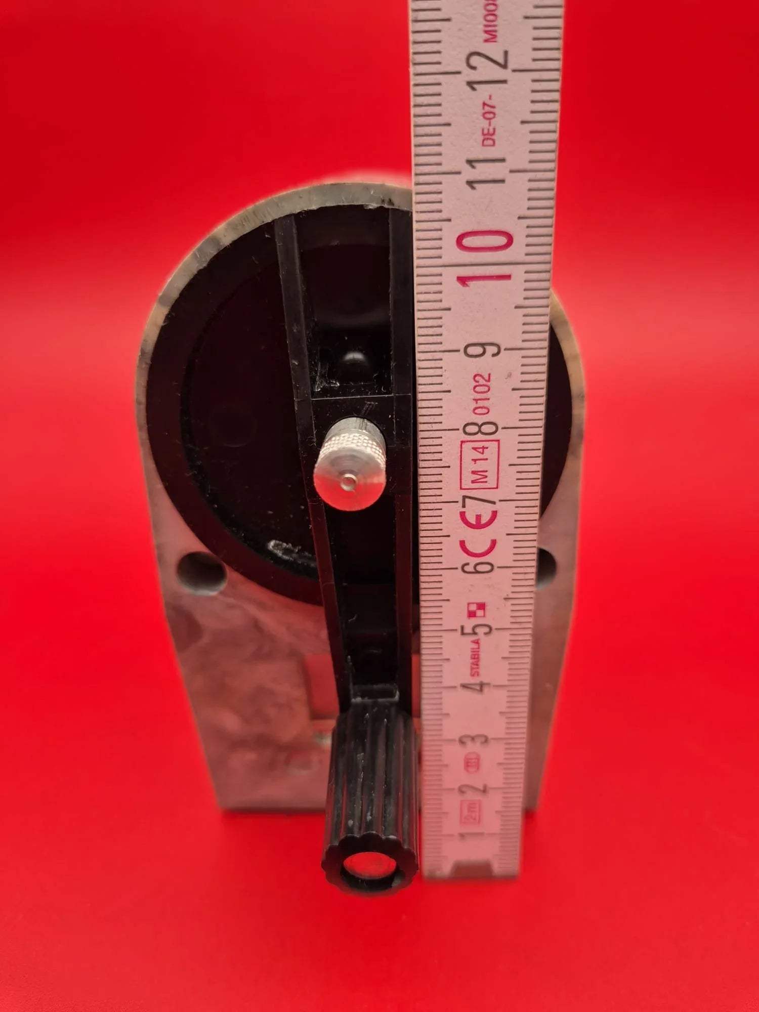 DDR Bleistiftspitzmaschine BSM Modell 140, Spitzer mit Tischhalterung und Ersatzmesser