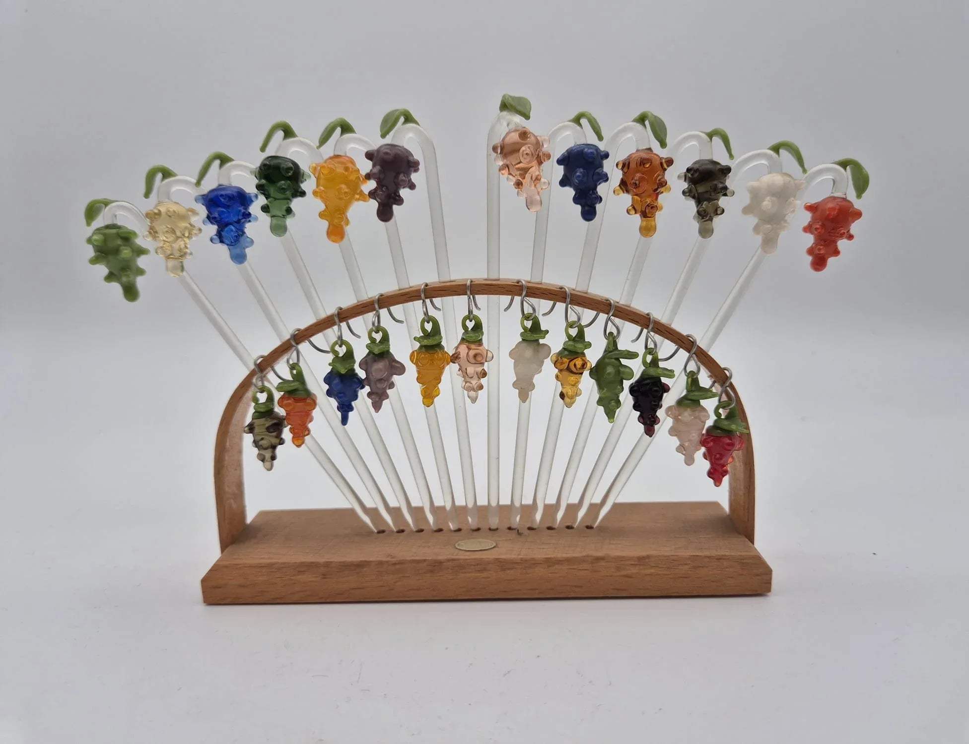 Bunte Lauscha-Spieße in Weintraubenform aus Glas mit Holzhalter