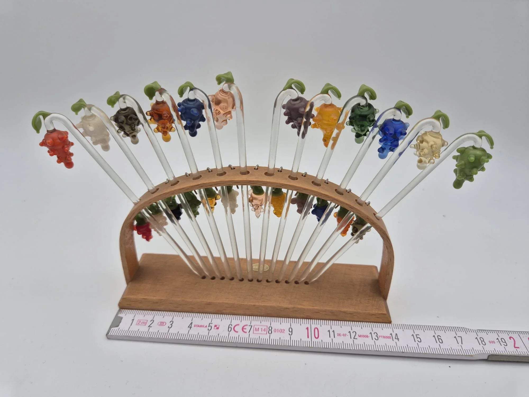 Bunte Lauscha-Spieße in Weintraubenform aus Glas mit Holzhalter