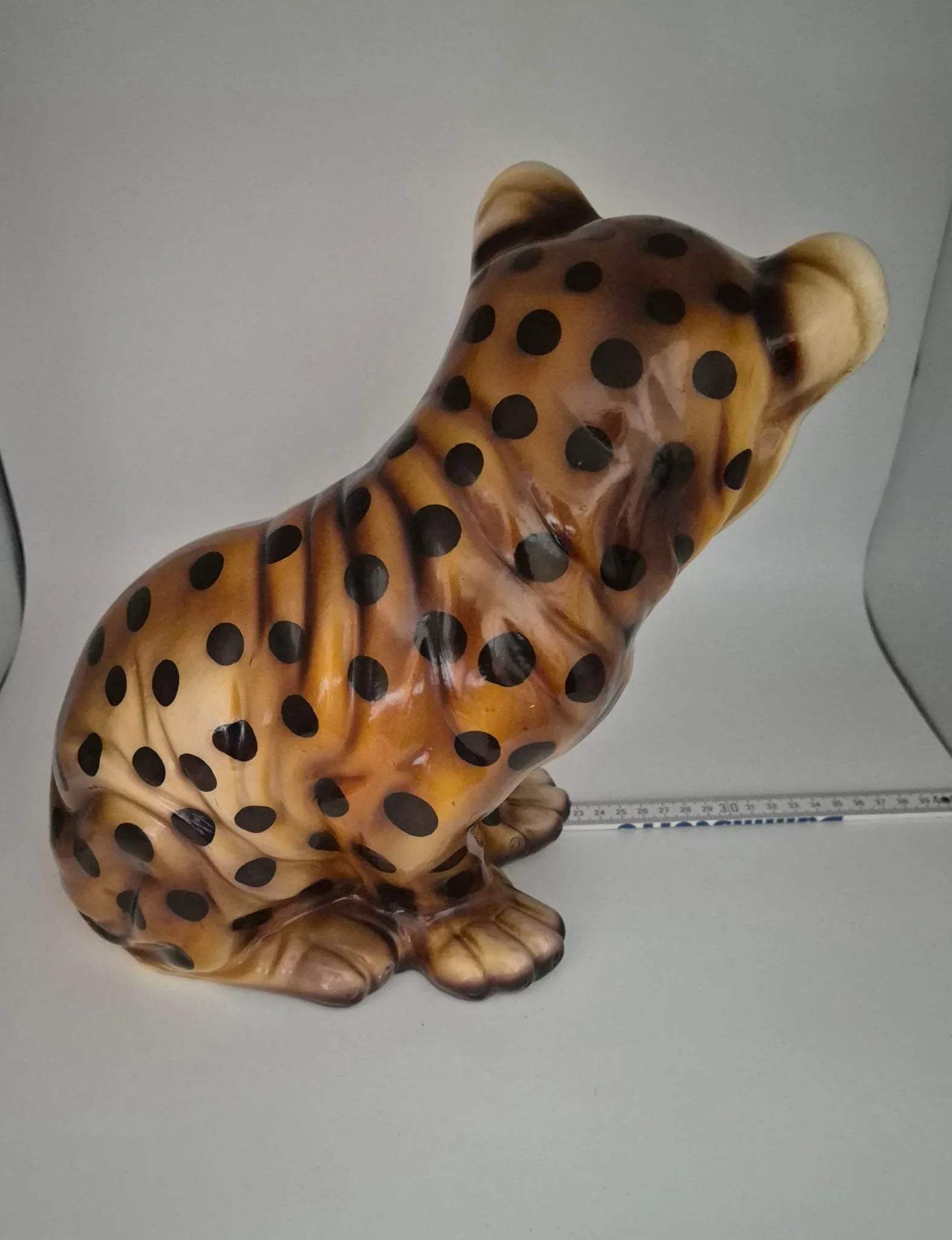 Leopardenskulptur,
Vintage Keramik Leopard Jungtier Figur – Detailreich & Dekorativ