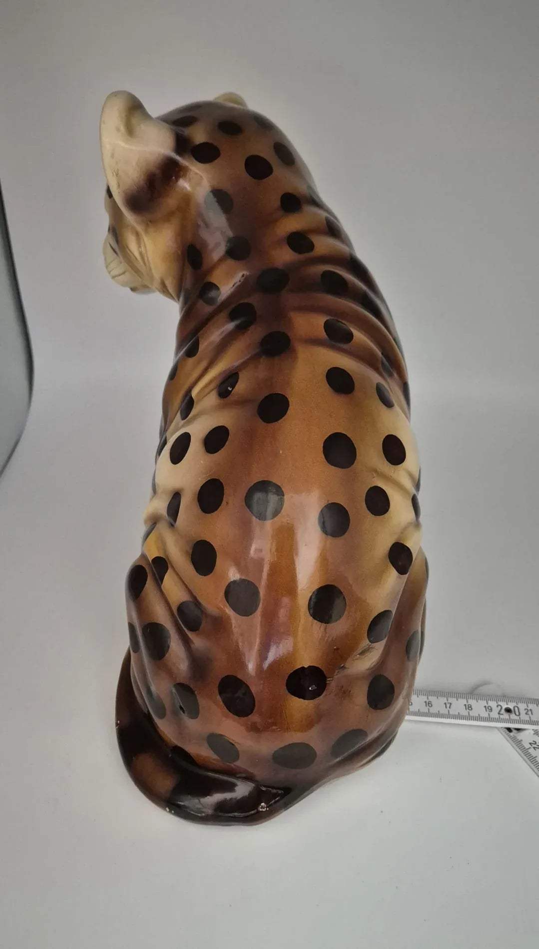 Leopardenskulptur,
Vintage Keramik Leopard Jungtier Figur – Detailreich & Dekorativ
