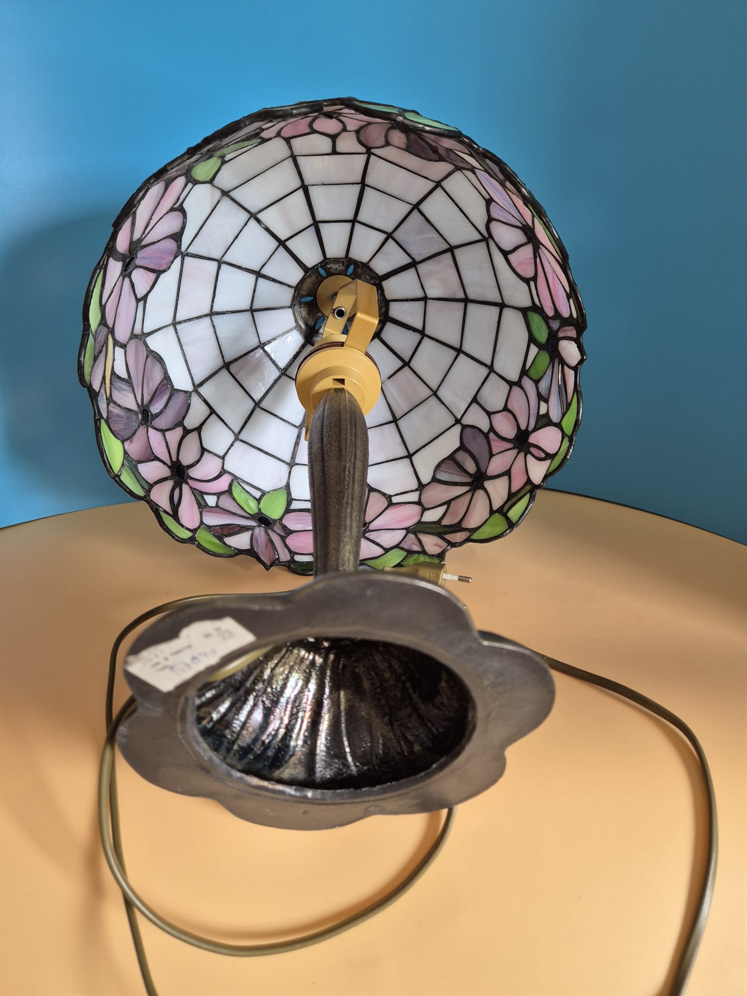 Tischlampe im Tiffany-Stil mit floralem Motiv