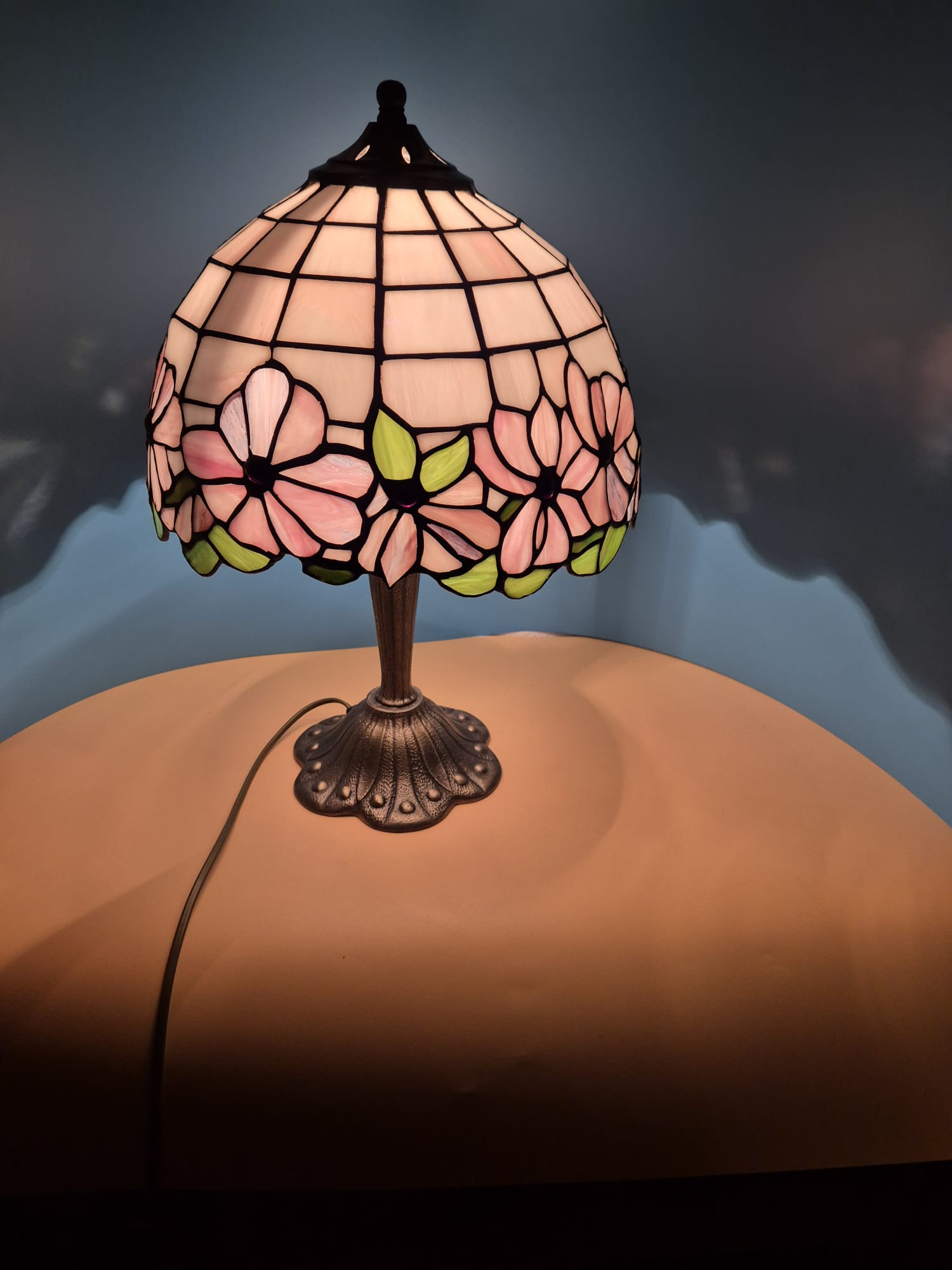 Tischlampe im Tiffany-Stil mit floralem Motiv