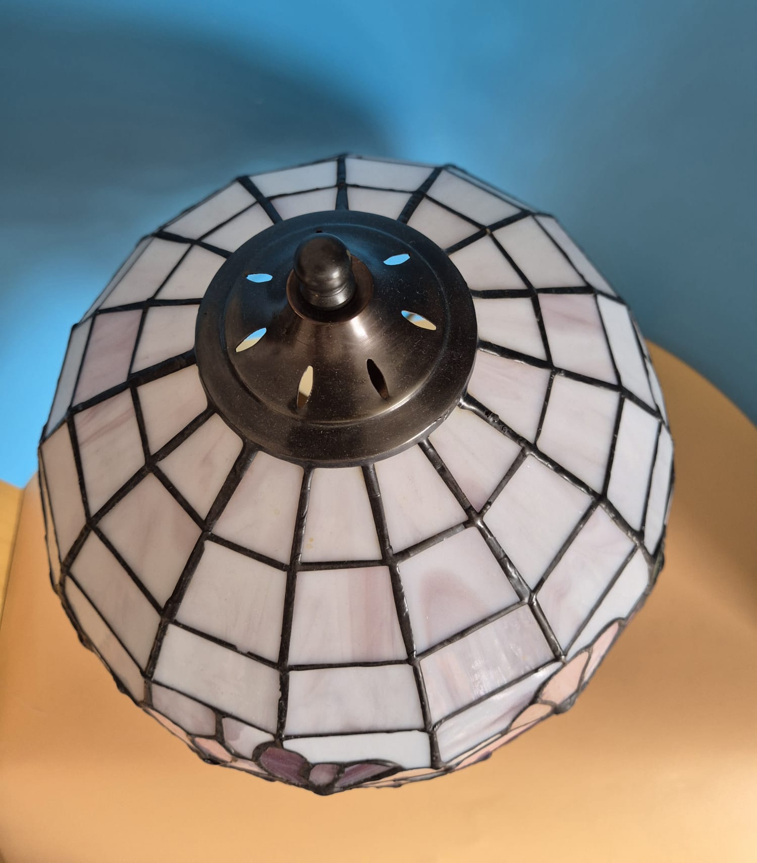 Tischlampe im Tiffany-Stil mit floralem Motiv