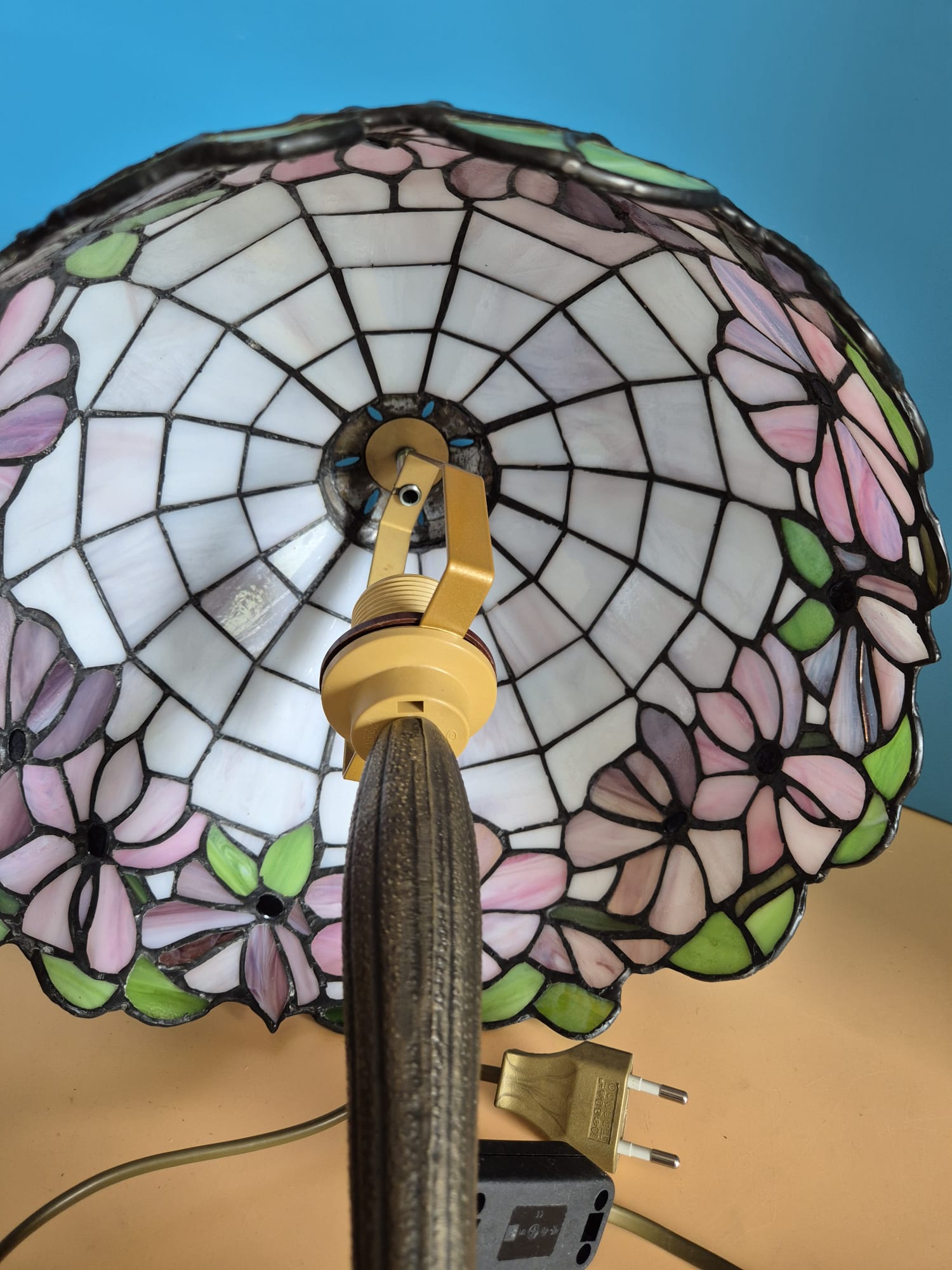 Tischlampe im Tiffany-Stil mit floralem Motiv