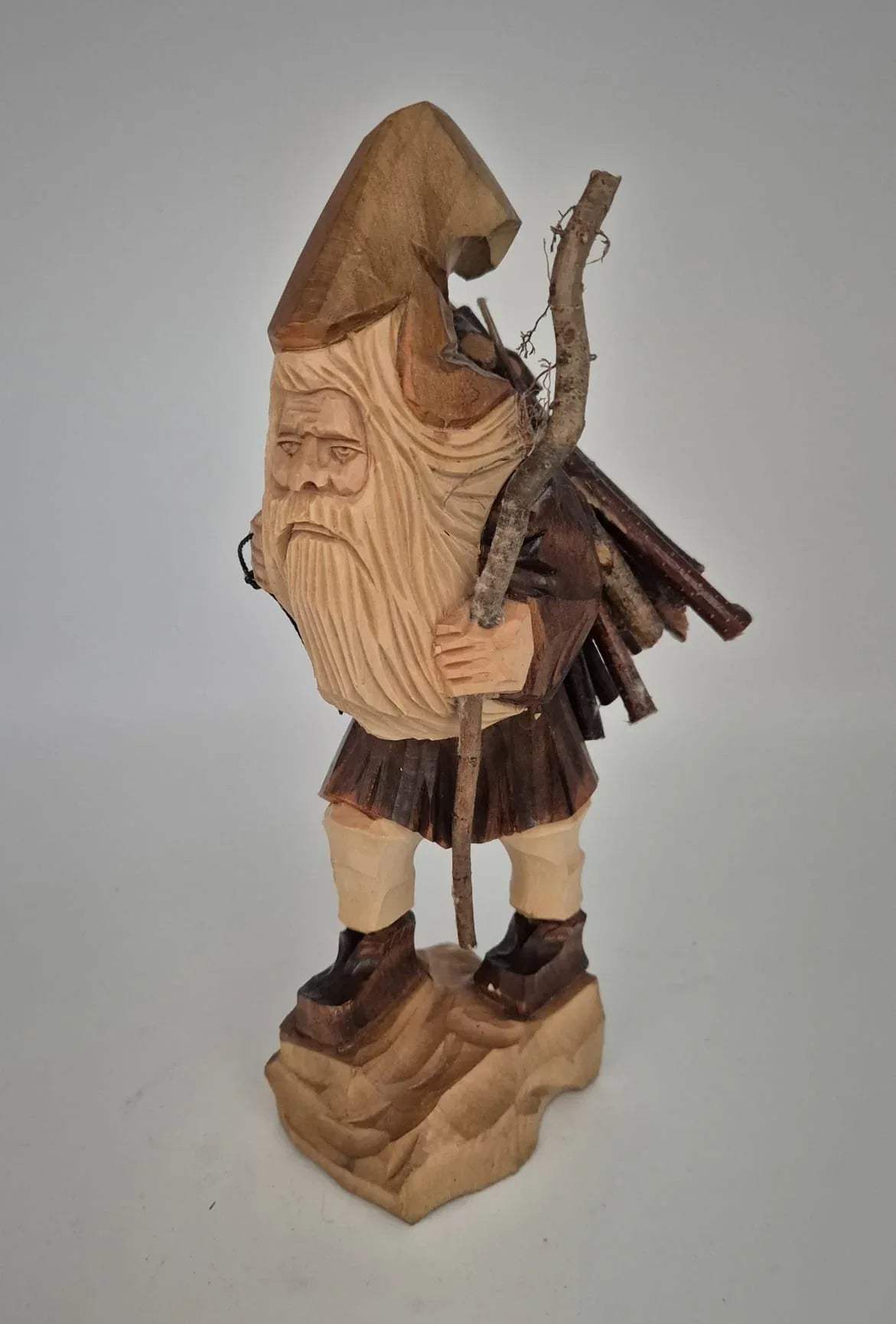 Holzfigur Waldwichtel Rübezahl mit Reisigbündel – handgeschnitzt