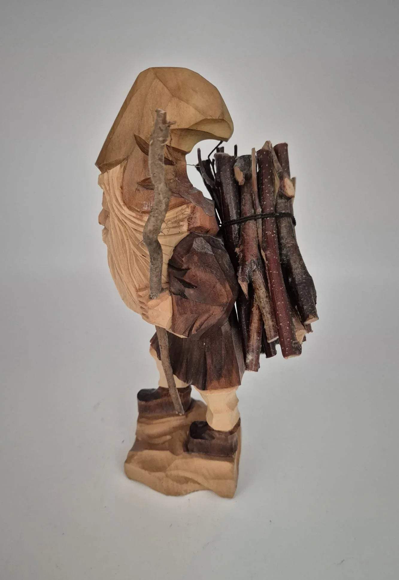 Holzfigur Waldwichtel Rübezahl mit Reisigbündel – handgeschnitzt