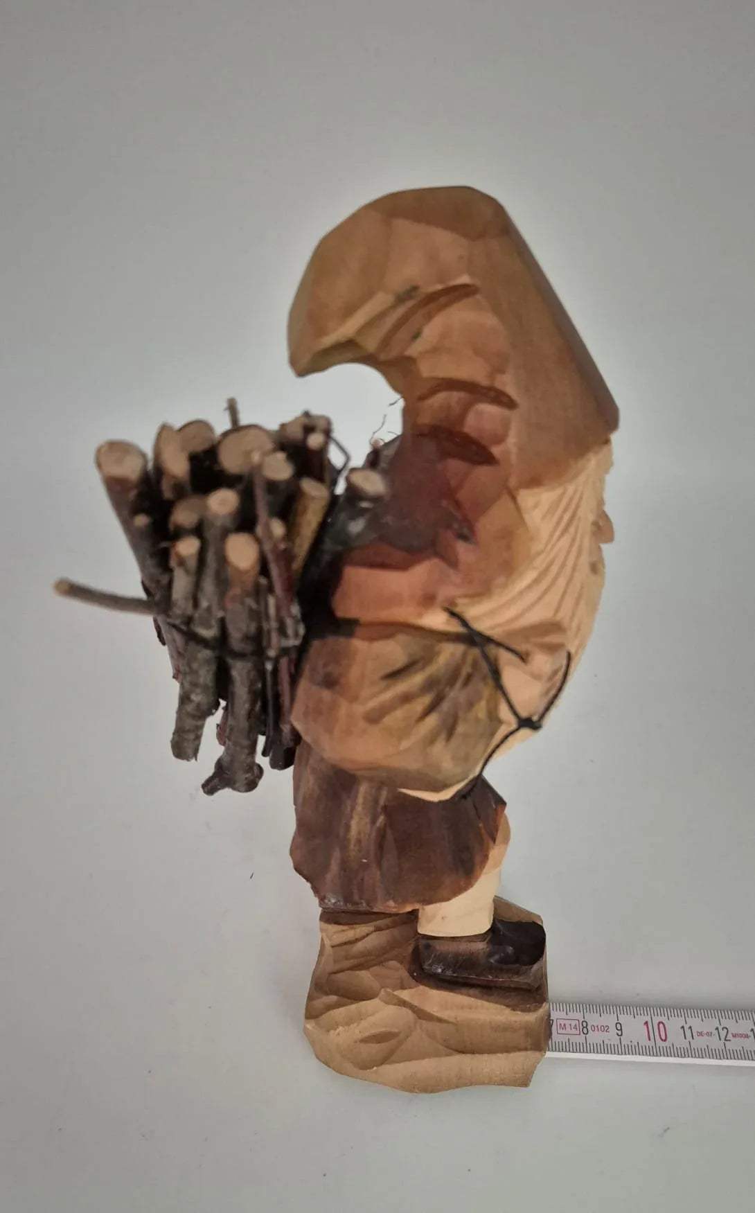 Holzfigur Waldwichtel Rübezahl mit Reisigbündel – handgeschnitzt