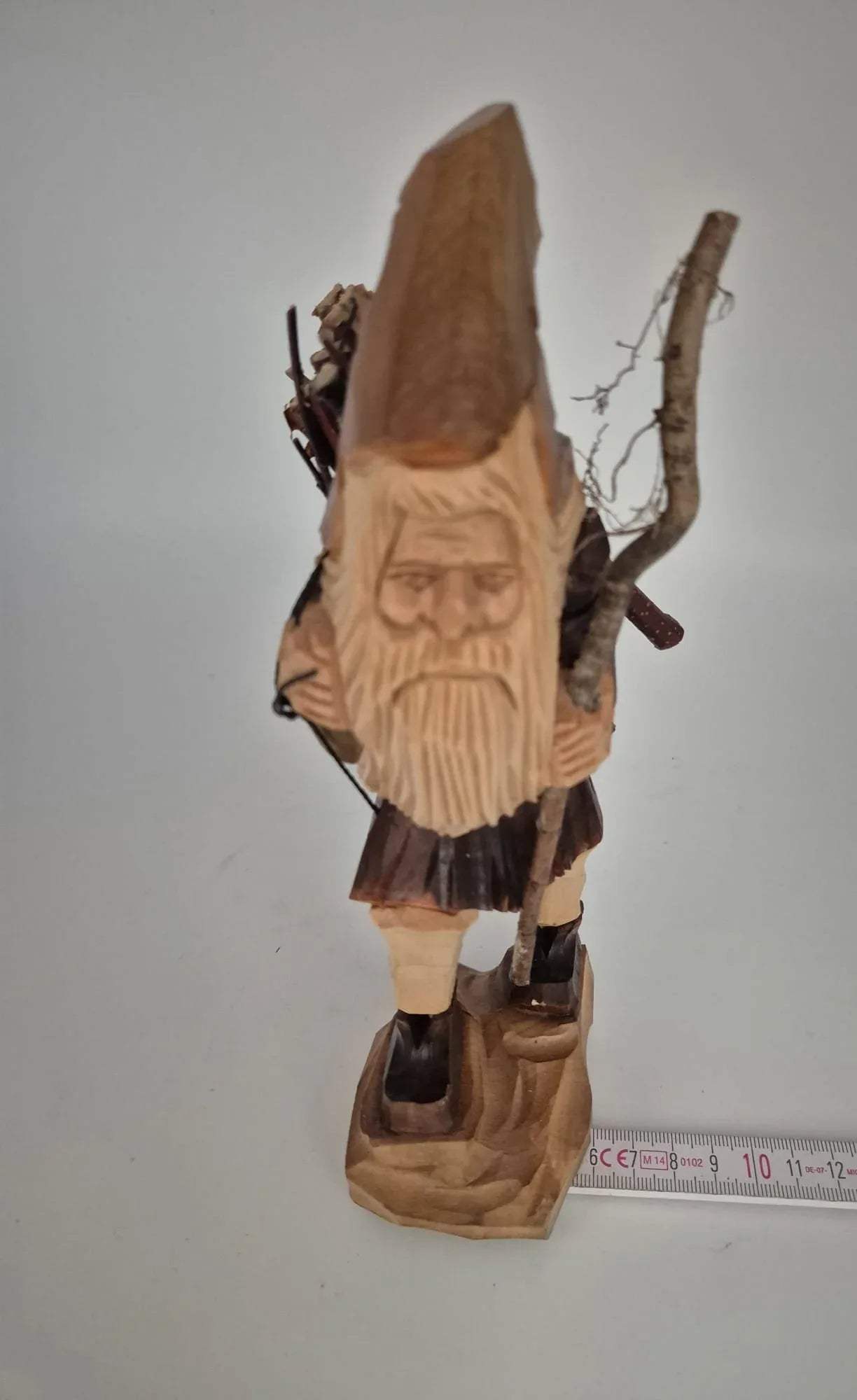 Holzfigur Waldwichtel Rübezahl mit Reisigbündel – handgeschnitzt