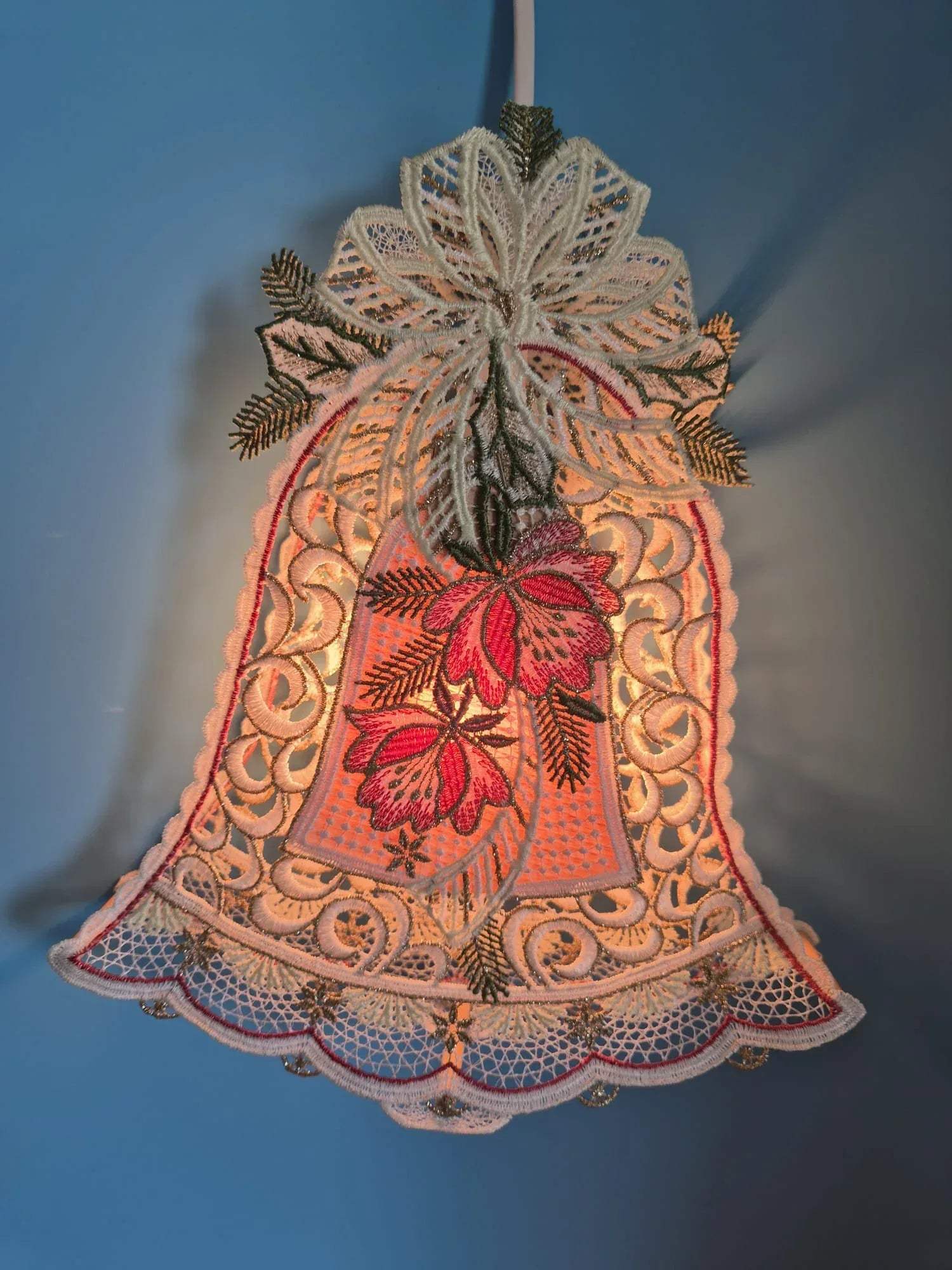 Beleuchtetes Fensterbild „Glocke“ aus echter Plauener Spitze