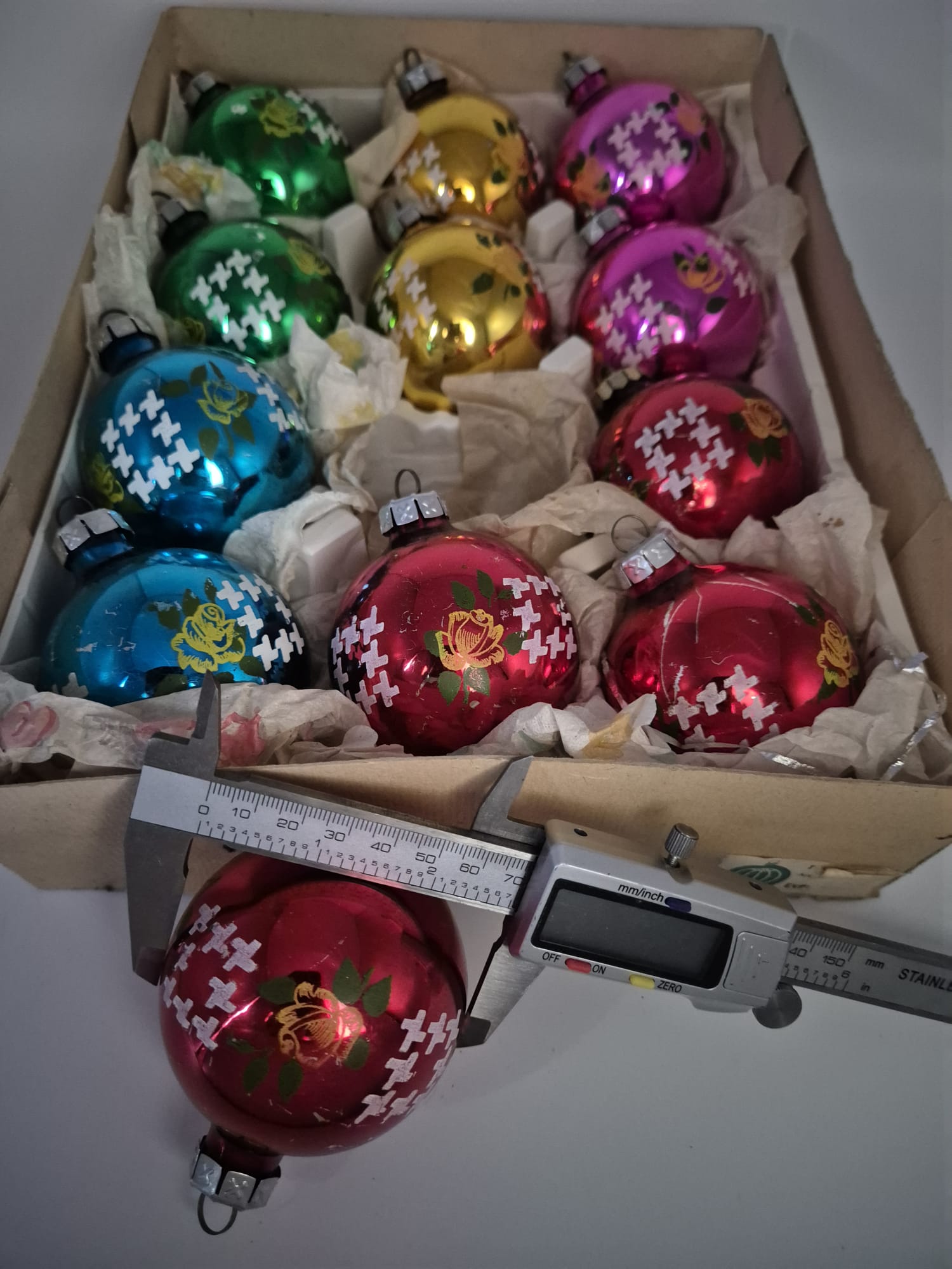 Alte bunte Weihnachtskugeln im Originalkarton