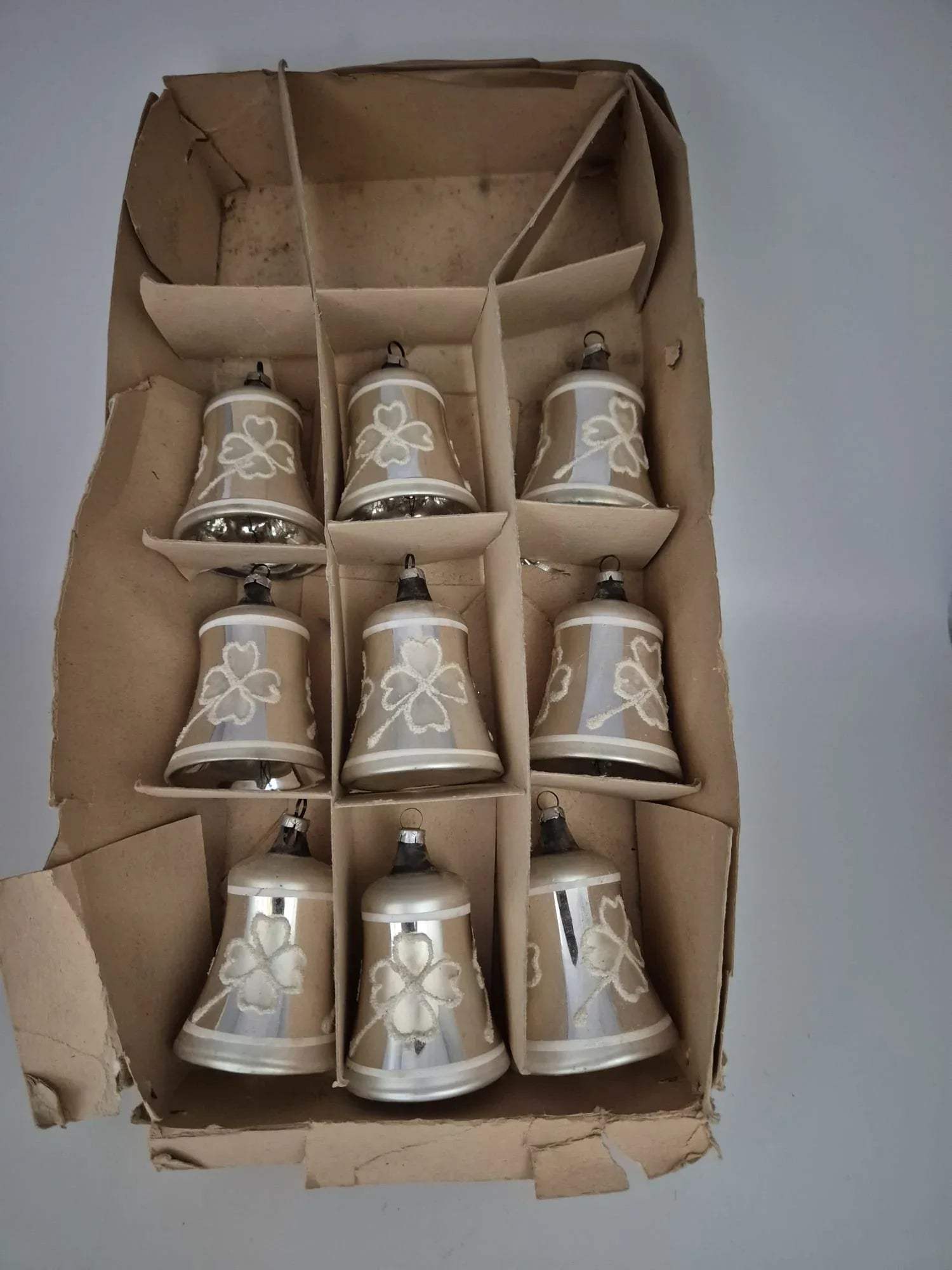 silberner Christbaumschmuck – 9 Glocken mit Kleeblattdekor
