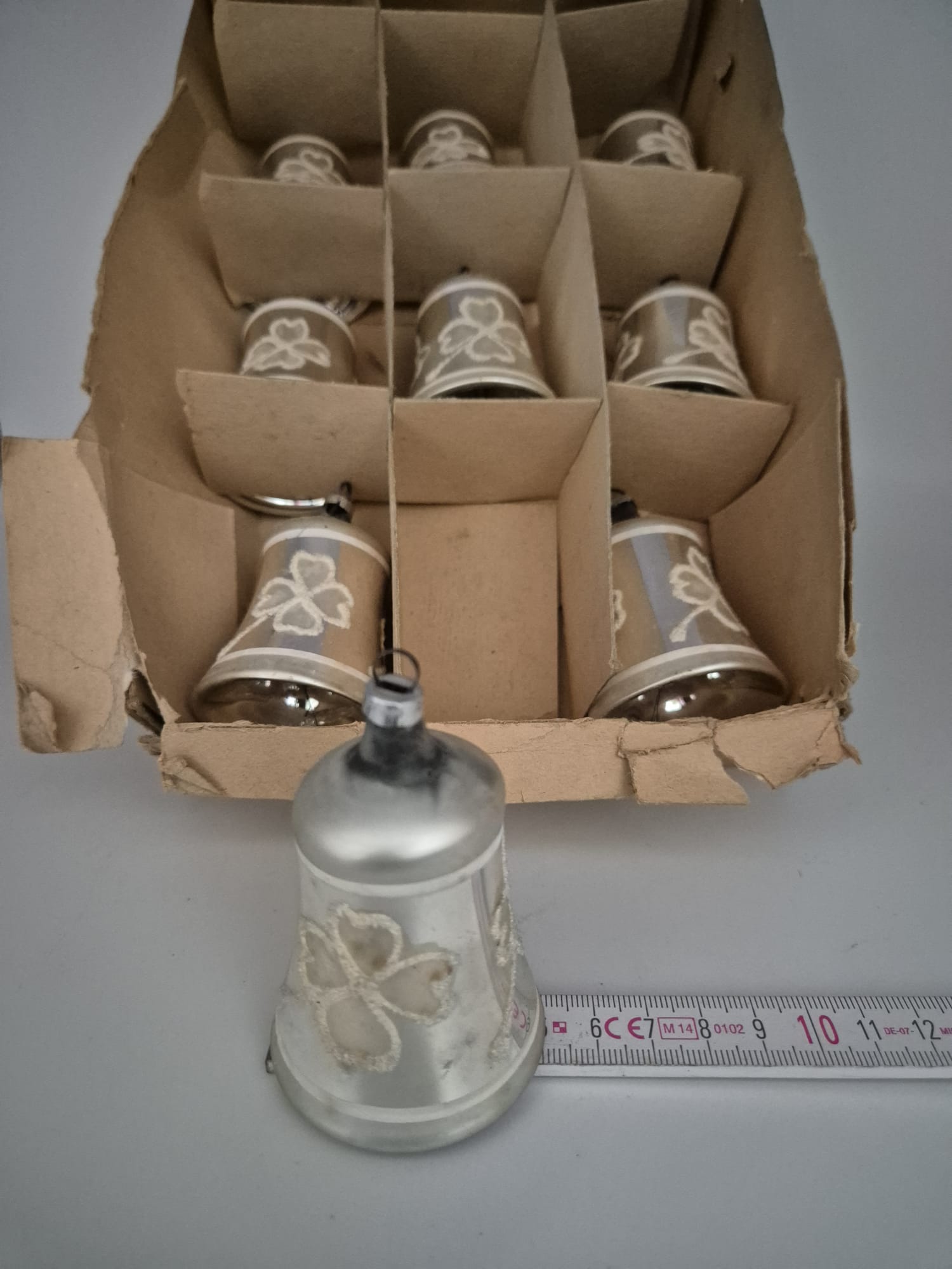 silberner Christbaumschmuck – 9 Glocken mit Kleeblattdekor