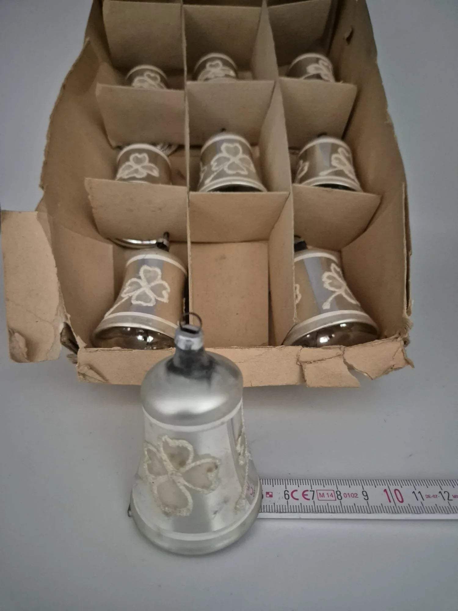silberner Christbaumschmuck – 9 Glocken mit Kleeblattdekor