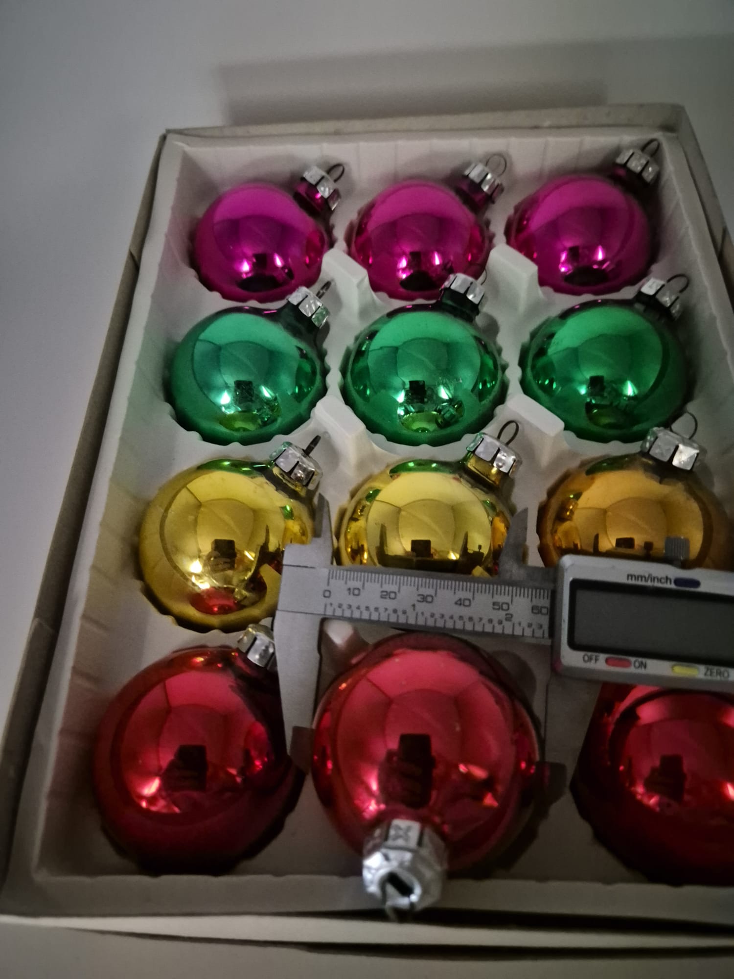Alte bunte Weihnachtskugeln (pink, grün, gelb, rot)