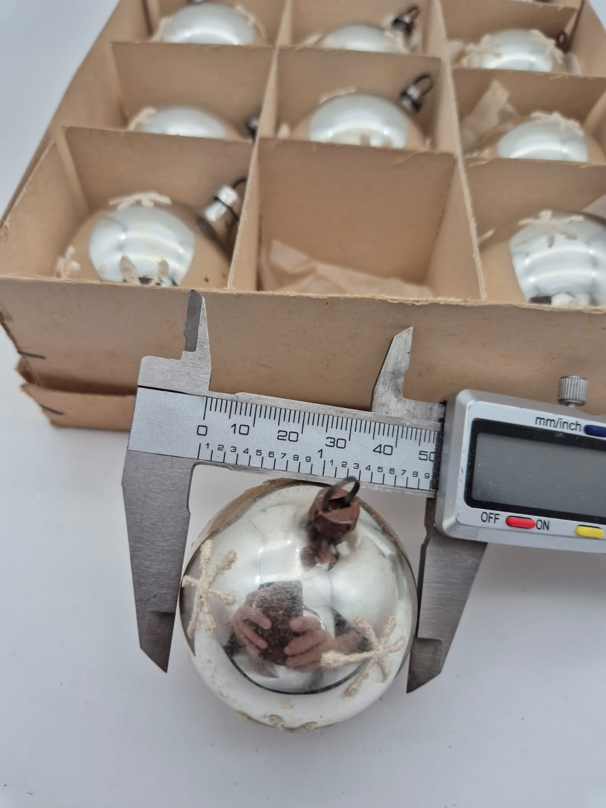 Alte Christbaumkugeln Silber hauptsächlich im Schneeflockenmotiv