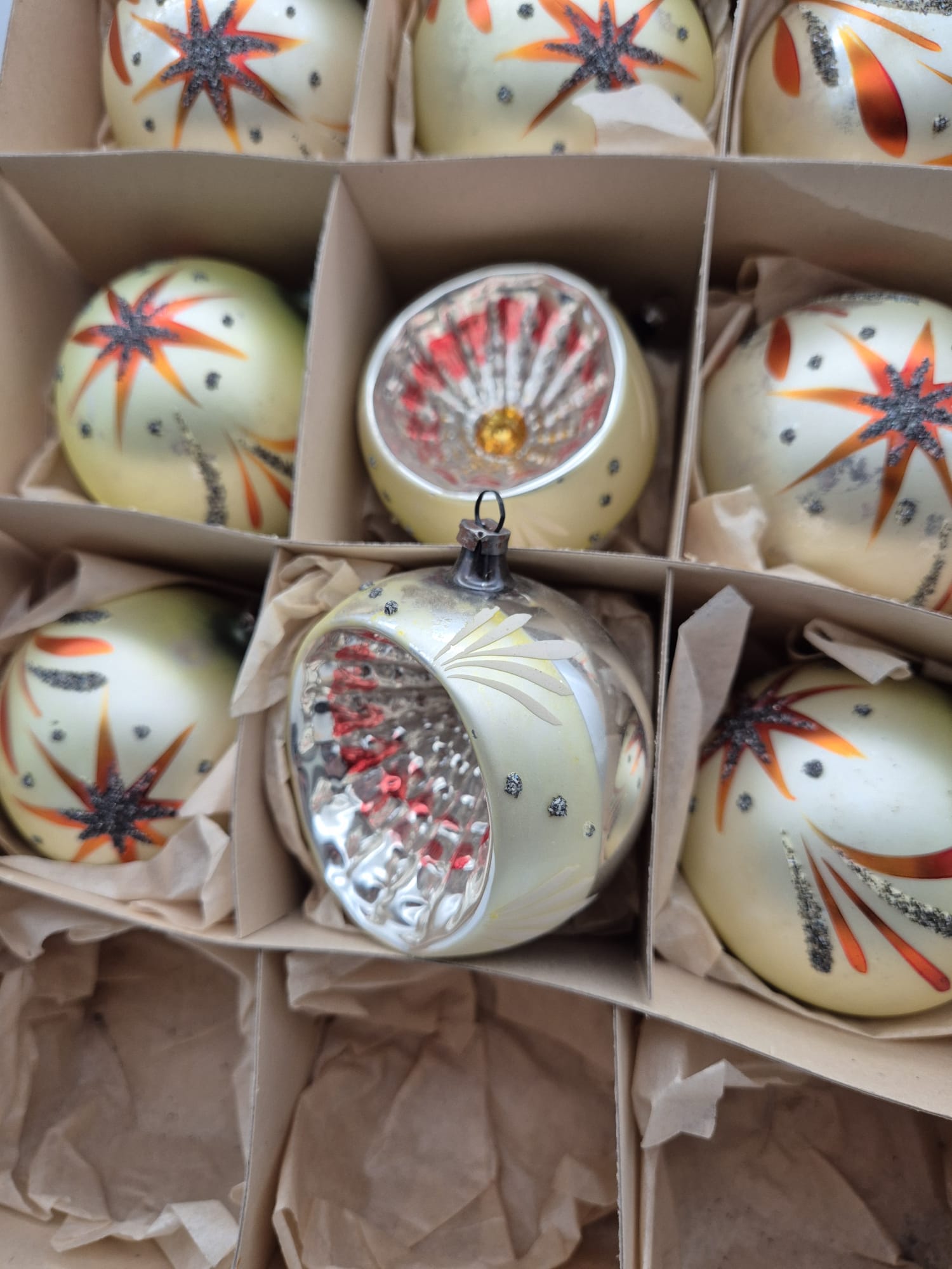 Alte Weihnachtskugeln in Stern- und Strahlenmuster