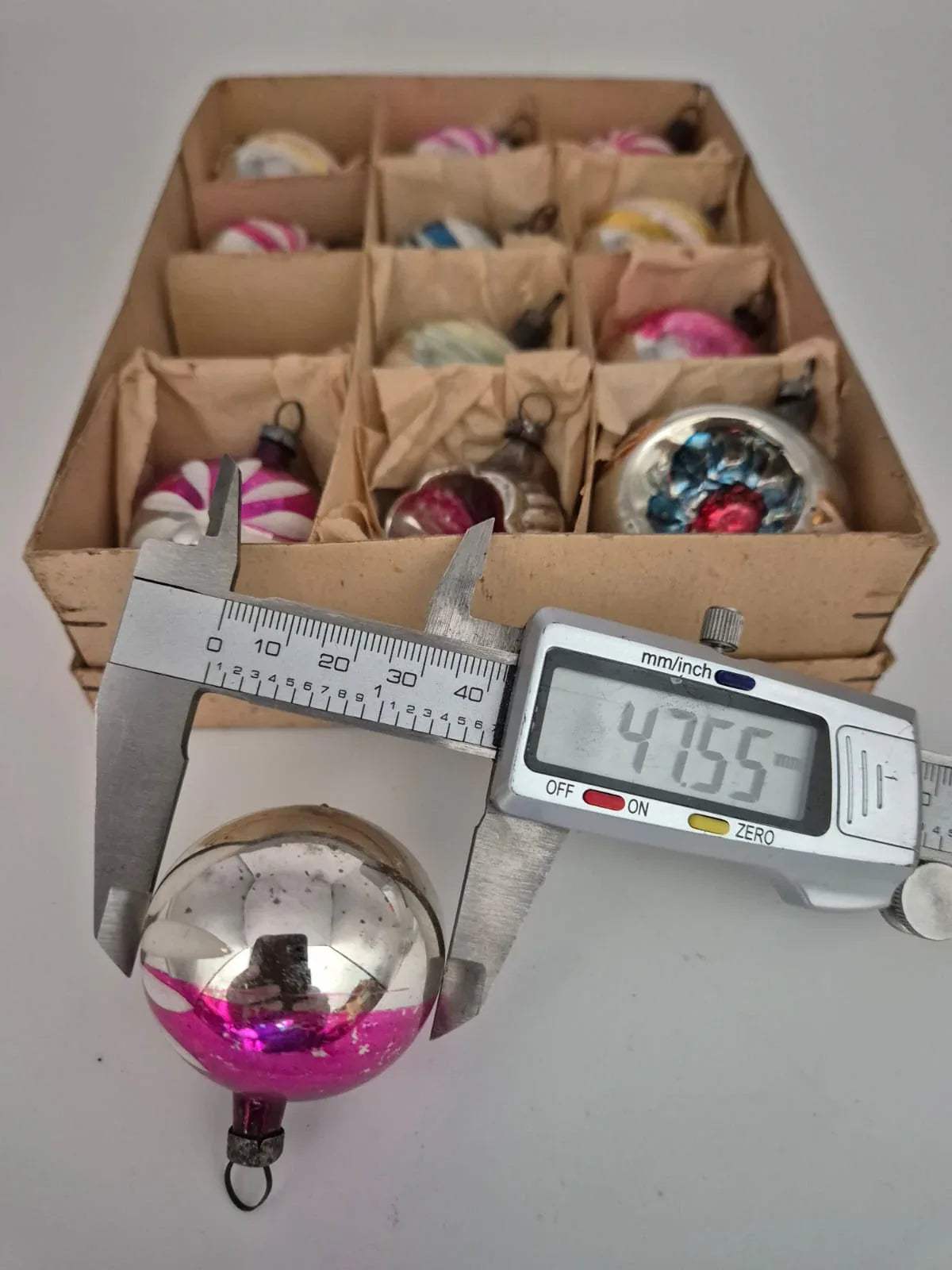 Alte Weihnachtskugeln, bunter Christbaumschmuck