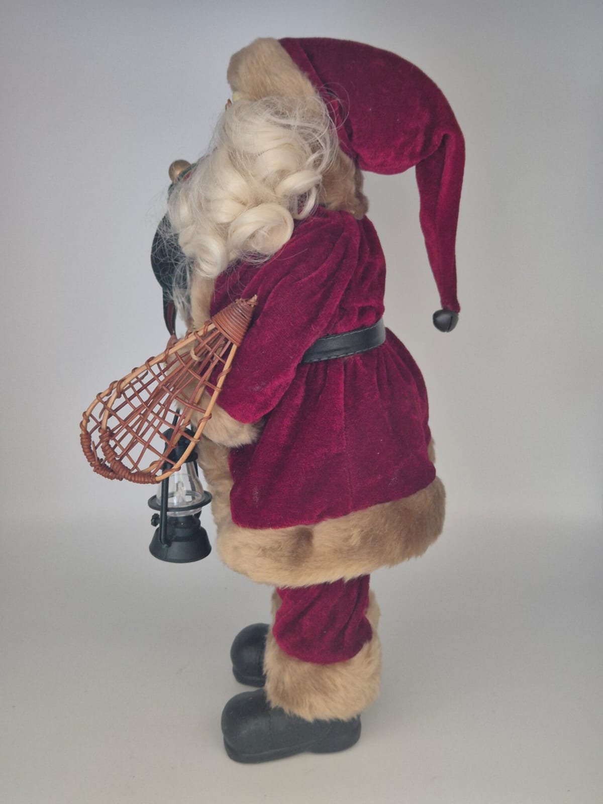 Weihnachtsmann mit Brille und Laterne