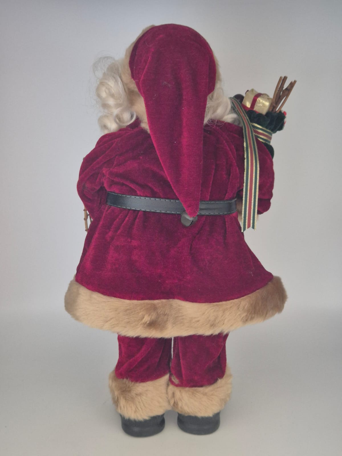 Weihnachtsmann mit Brille und Laterne