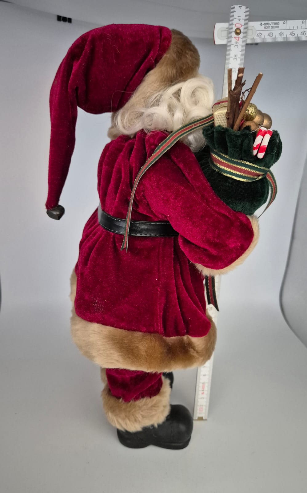 Weihnachtsmann mit Brille und Laterne