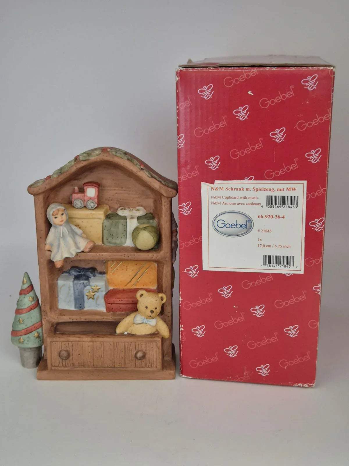 Goebel Figur N&M Schrank mit Spielzeug und Musikwerk