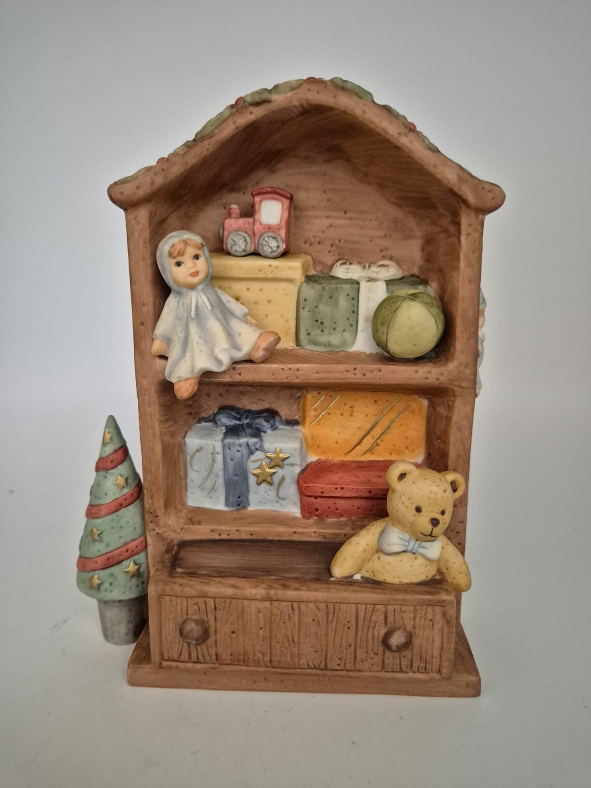 Goebel Figur N&M Schrank mit Spielzeug und Musikwerk