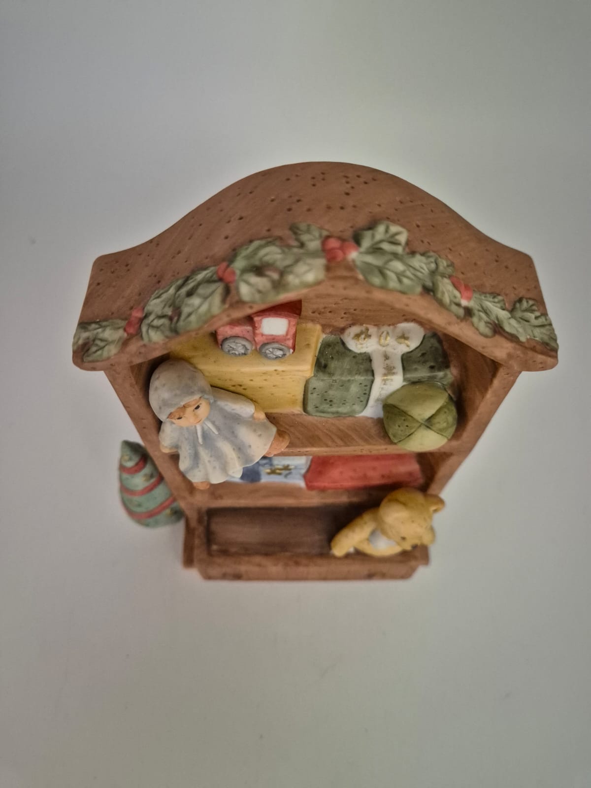 Goebel Figur N&M Schrank mit Spielzeug und Musikwerk