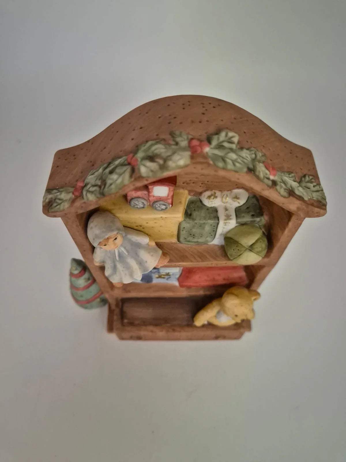 Goebel Figur N&M Schrank mit Spielzeug und Musikwerk