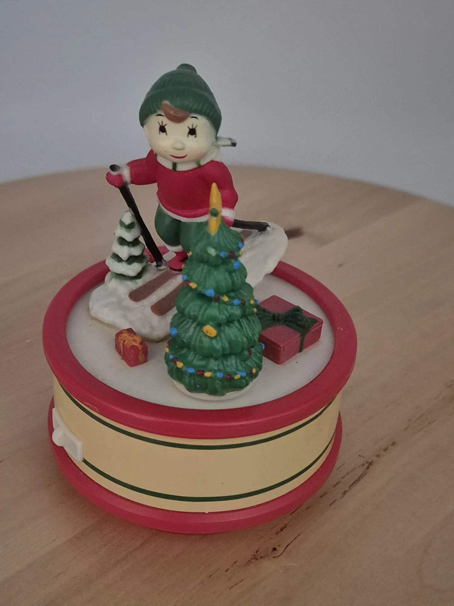 Spieluhr „Kind auf Ski mit Weihnachtsbaum“