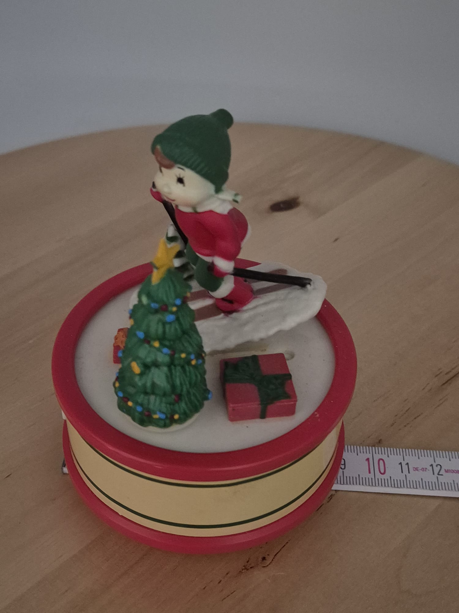 Spieluhr „Kind auf Ski mit Weihnachtsbaum“