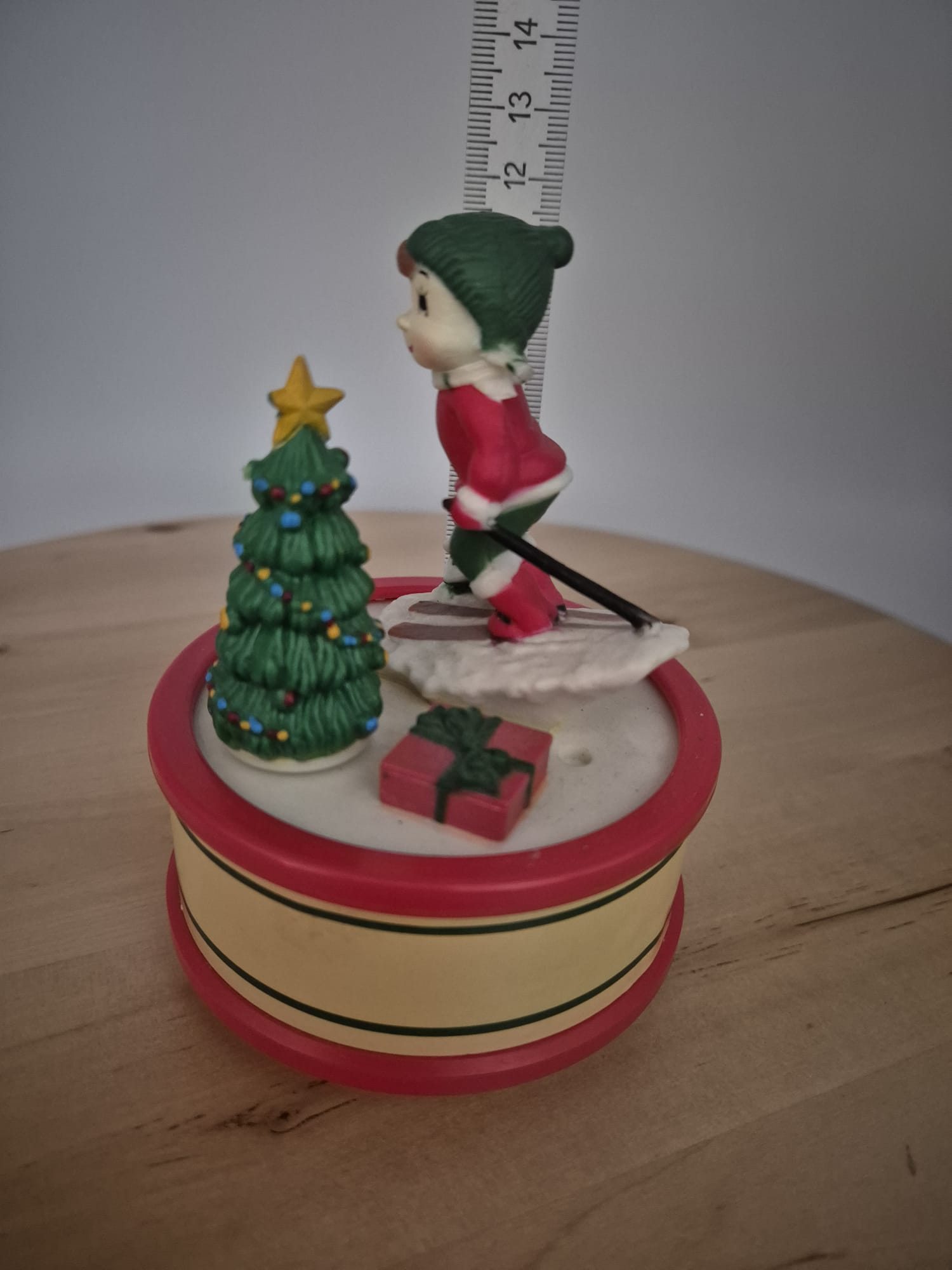 Spieluhr „Kind auf Ski mit Weihnachtsbaum“